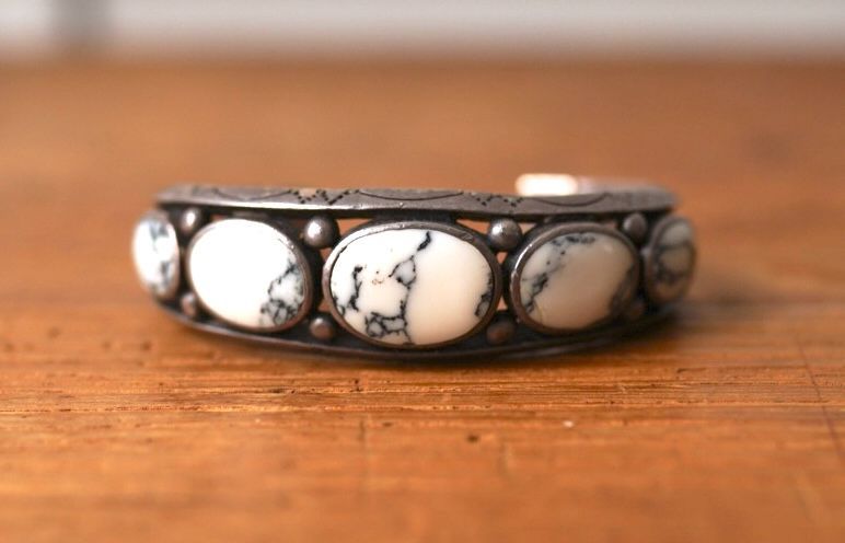 Navajo Harrison Bitsue ホワイトバッファロー　バングル Navajo Navajo ナバホ族 ホワイトバッファロー バングル / Vintage