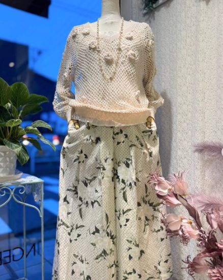 2025年春夏 INGEBORG インゲボルグ かぎ針Vネックセーター 立体花