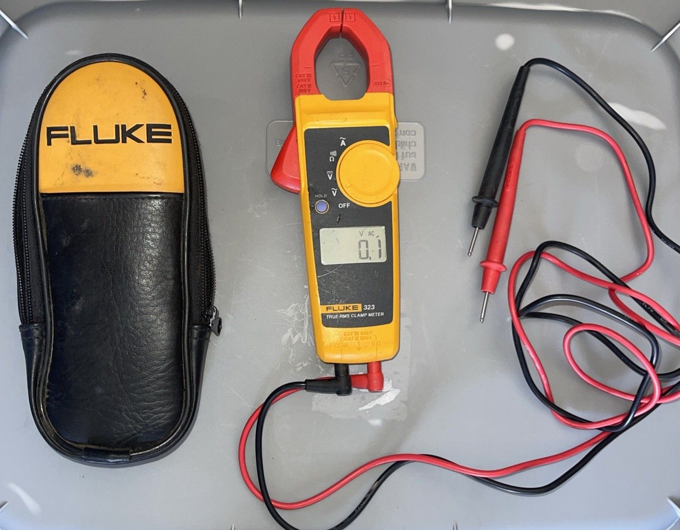 FLUKE 323 TRUE RMS CLAMP METER W LEADS CASE