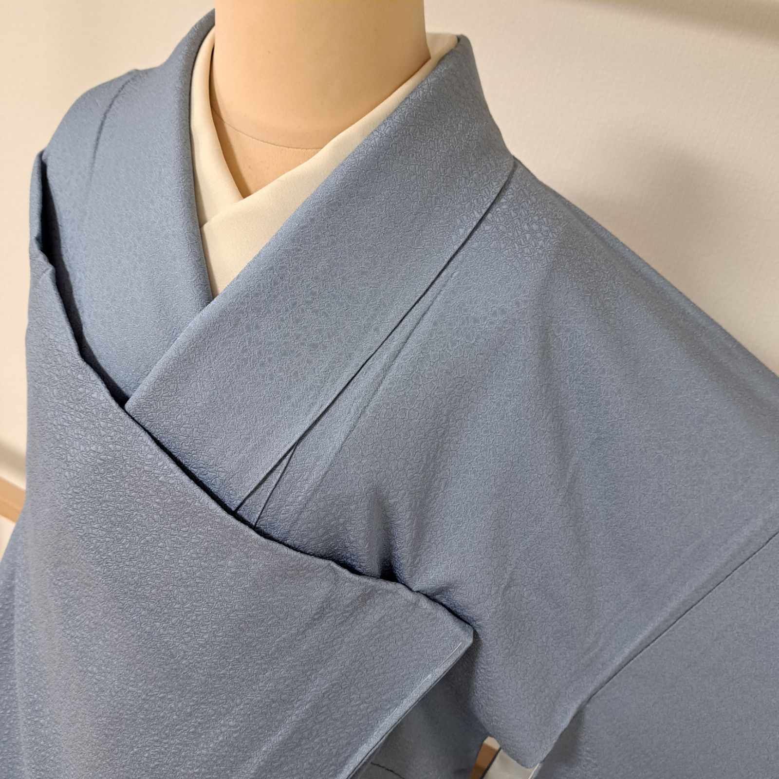 正絹 付け下げ調の紋意匠 袷 紋なし 色無地 白っぽい青磁鼠 トール