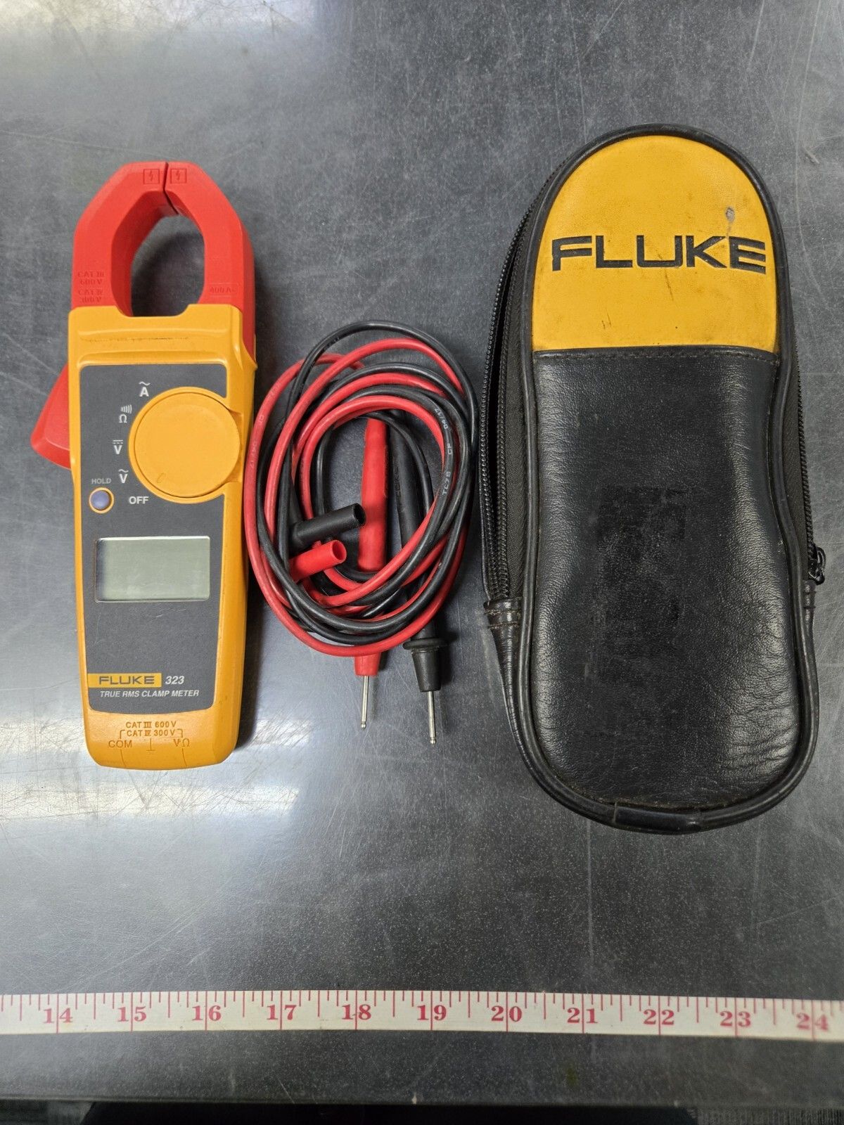 FLUKE Multimeter 323 TRUE RMS Clamp Meter w Case