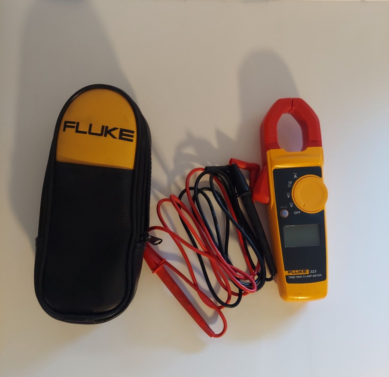 Fluke 323 Clamp Meter 4152628