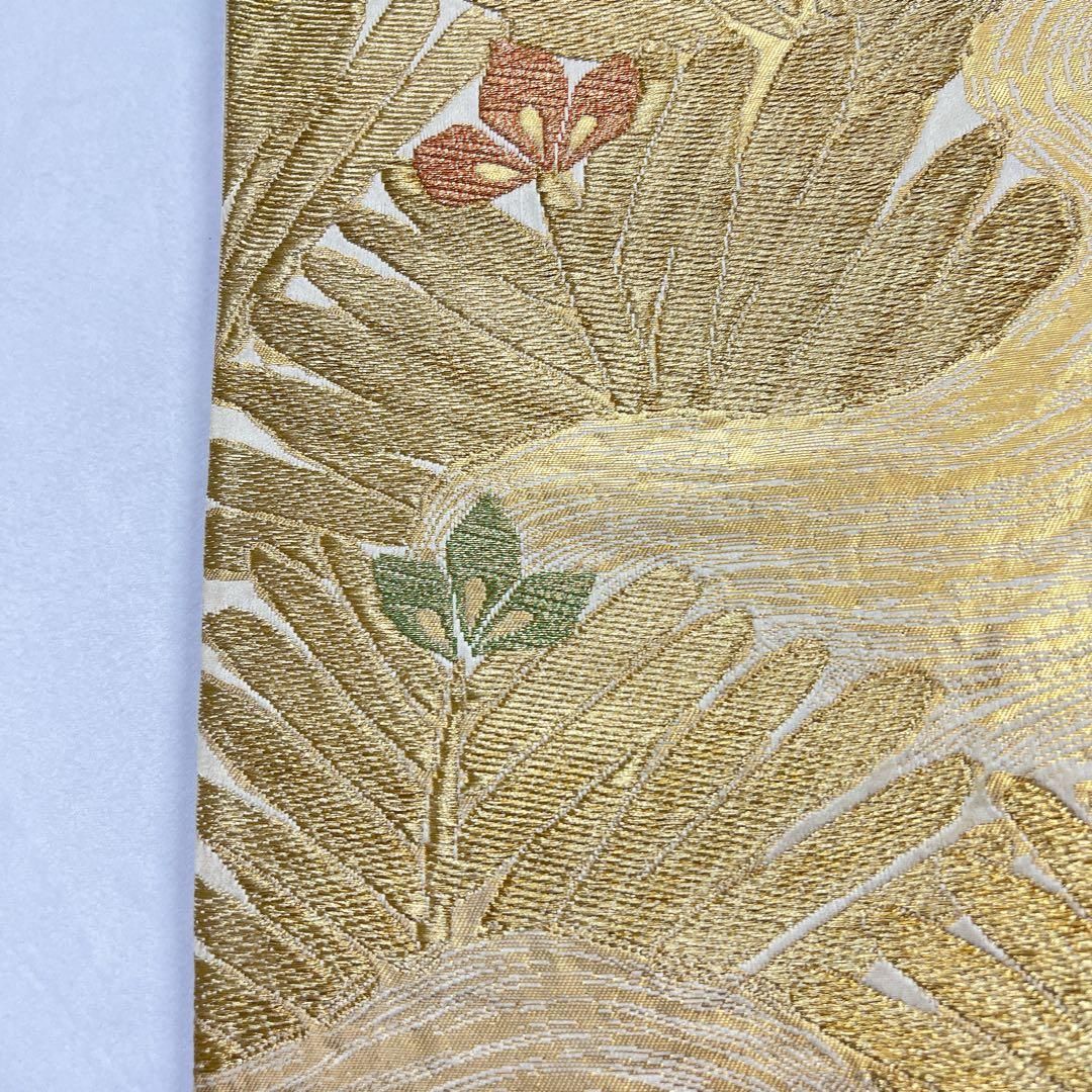 金色地色。金糸で松のお柄刺繍です。上品で趣きありますとても綺麗なお品の袋帯です。 金色地色。金糸松柄刺繍です。 袋帯。
