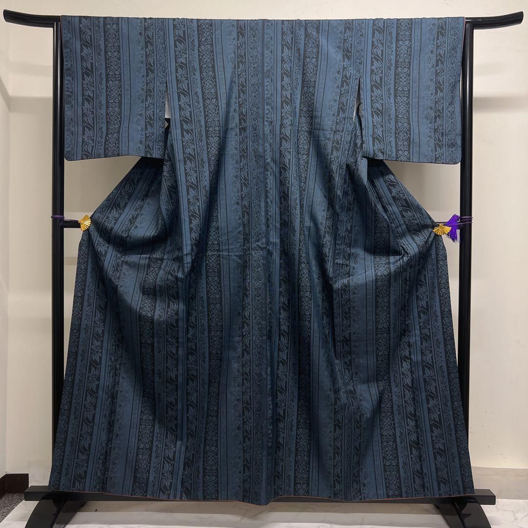 小紋　唐花模様　唐草模様　縦縞模様　ネイビー　オレンジ裏地　着物　021t 小紋 唐花模様 唐草模様 縦縞模様 ネイビー オレンジ裏地 着物 021t