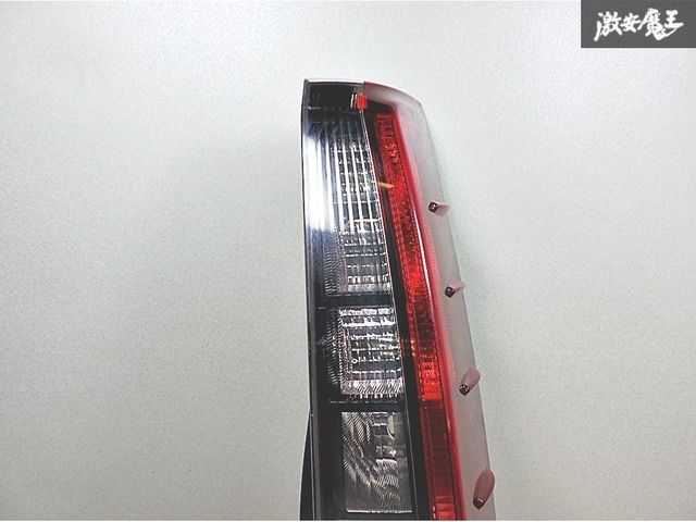 ノア エスクァイ ZRR80 後期 純正 右テールランプ 81551-28711 ノア