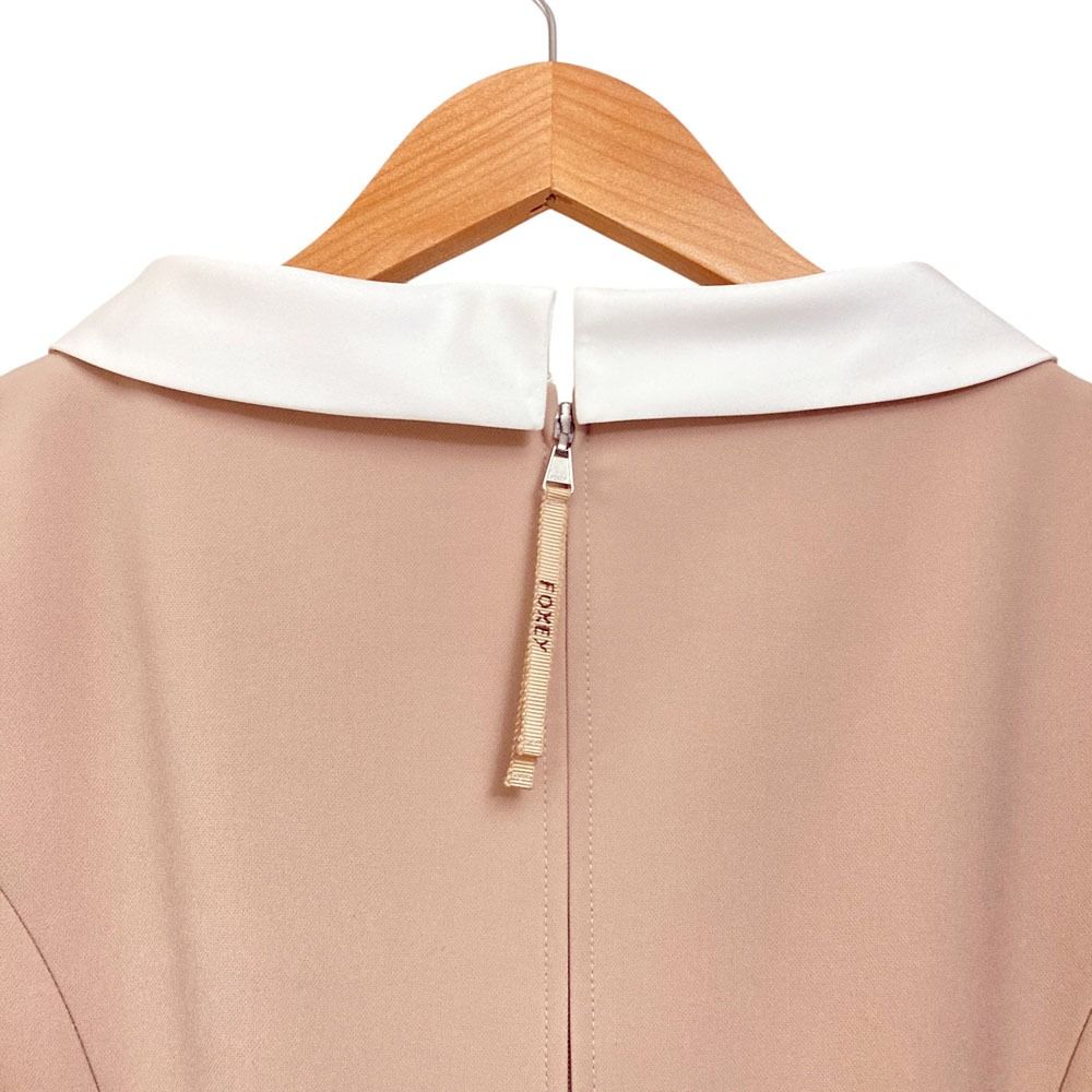 【美品】FOXEY　襟付きノースリーブワンピース　Mサイズ　ベージュ　洗える 美品 25AW FOXEY NEWYORKフォクシーニューヨーク Amaretto 白襟
