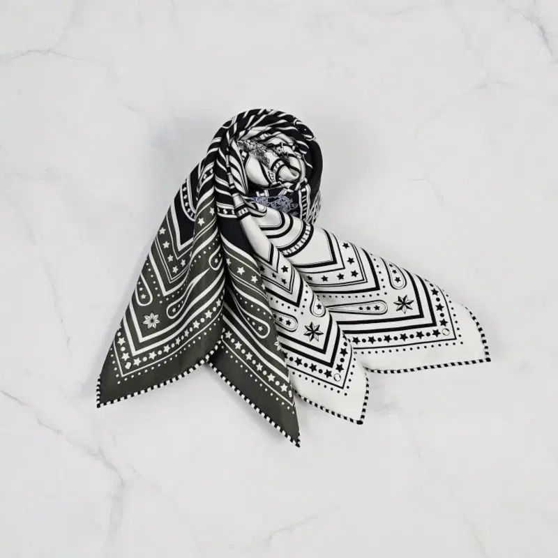 エルメス グランド ララ バンダナ 55 ツイリー シルク レディース