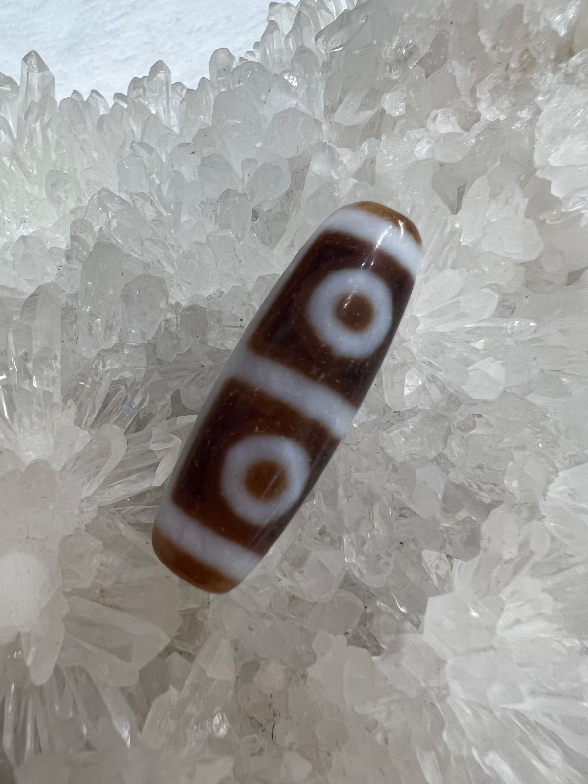 サマーセール50%OFFチベットアンティーク天珠超超超美品 チベット高級天珠 羊眼板珠 天眼珠ツヤなし 約43×21mm 水晶入り