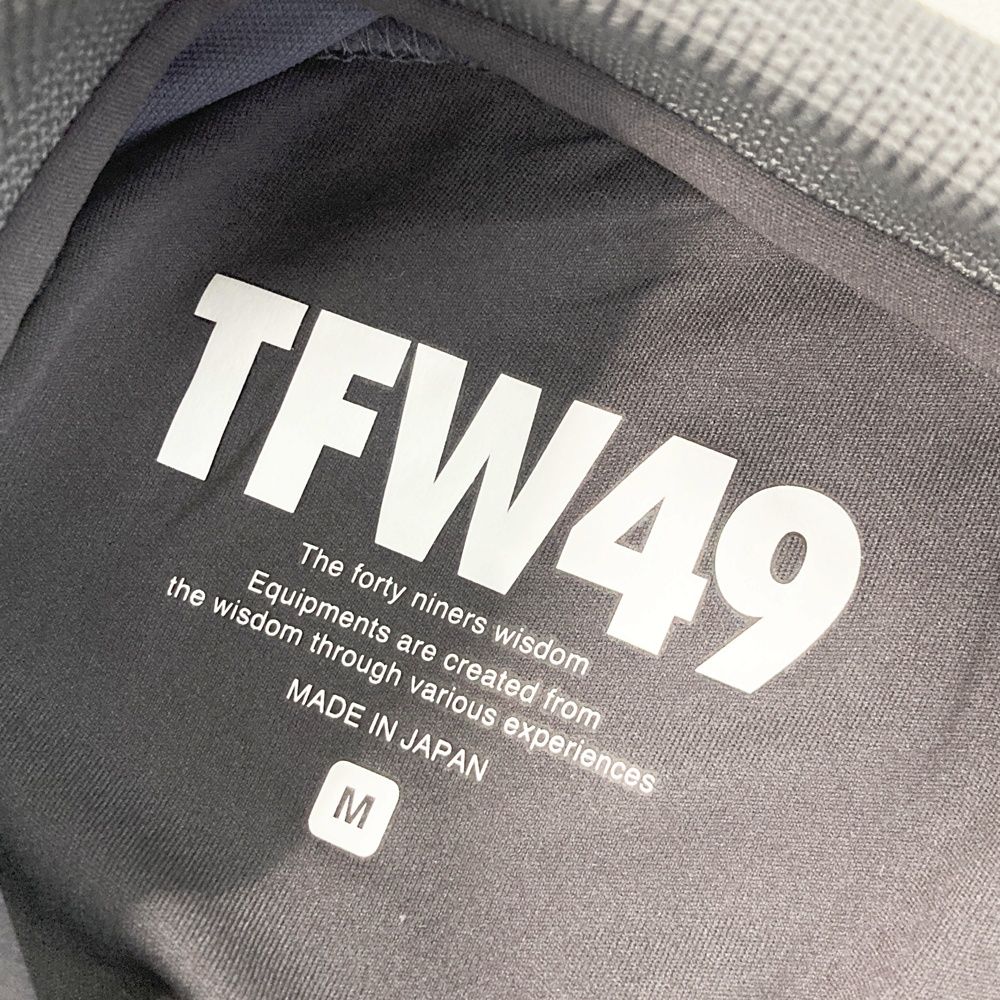 【新品未使用】TFW49 グレー×パープル ポロシャツ Mサイズ ゴルフウェア TFW49 - COLLAR LESS LINE POLO | ポロシャツ | グリーン×ブルーグレー