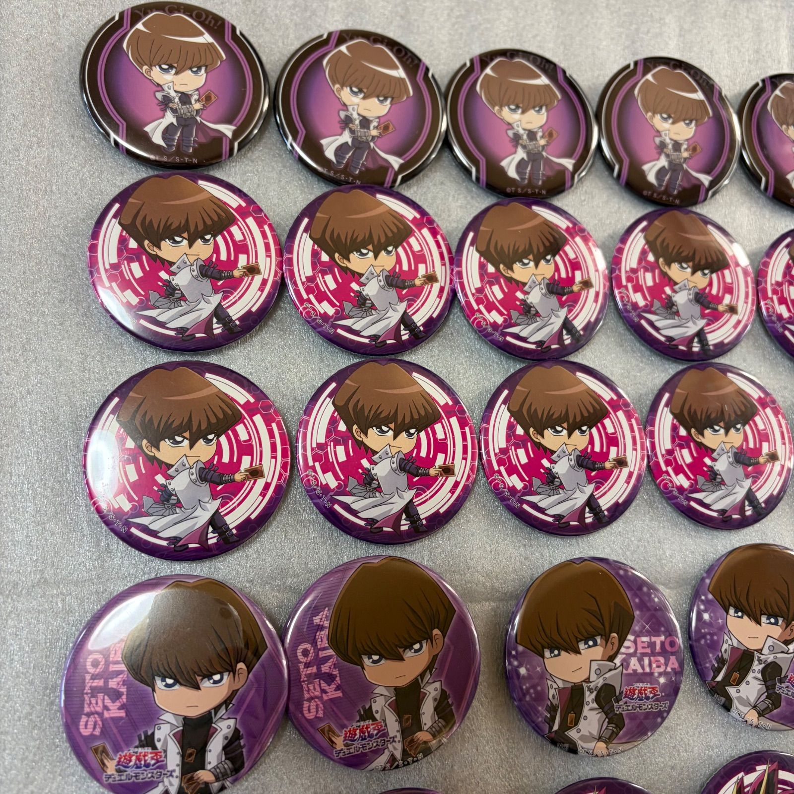 遊戯王 ホログラム缶バッジ 限定品 公式 海馬瀬人 10個 ANI XROSS 遊☆戯☆王デュエルモンスターズ Tシャツ (缶バッジ付き) 海