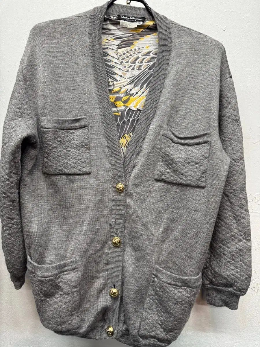 サルヴァトーレ・フェラガモ エンボス ウール カーディガン (100