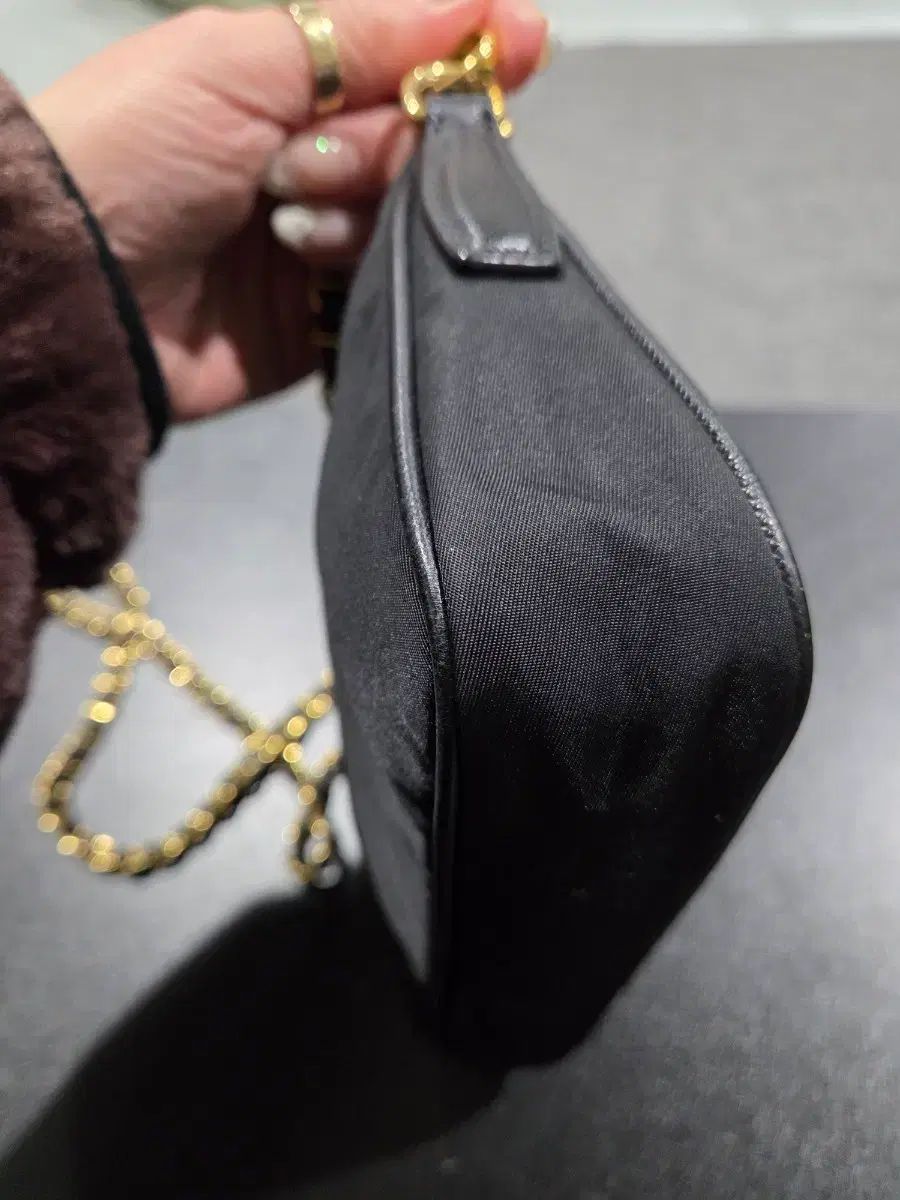 PRADA ブラック チェーン ショルダーバッグ - メルカリ