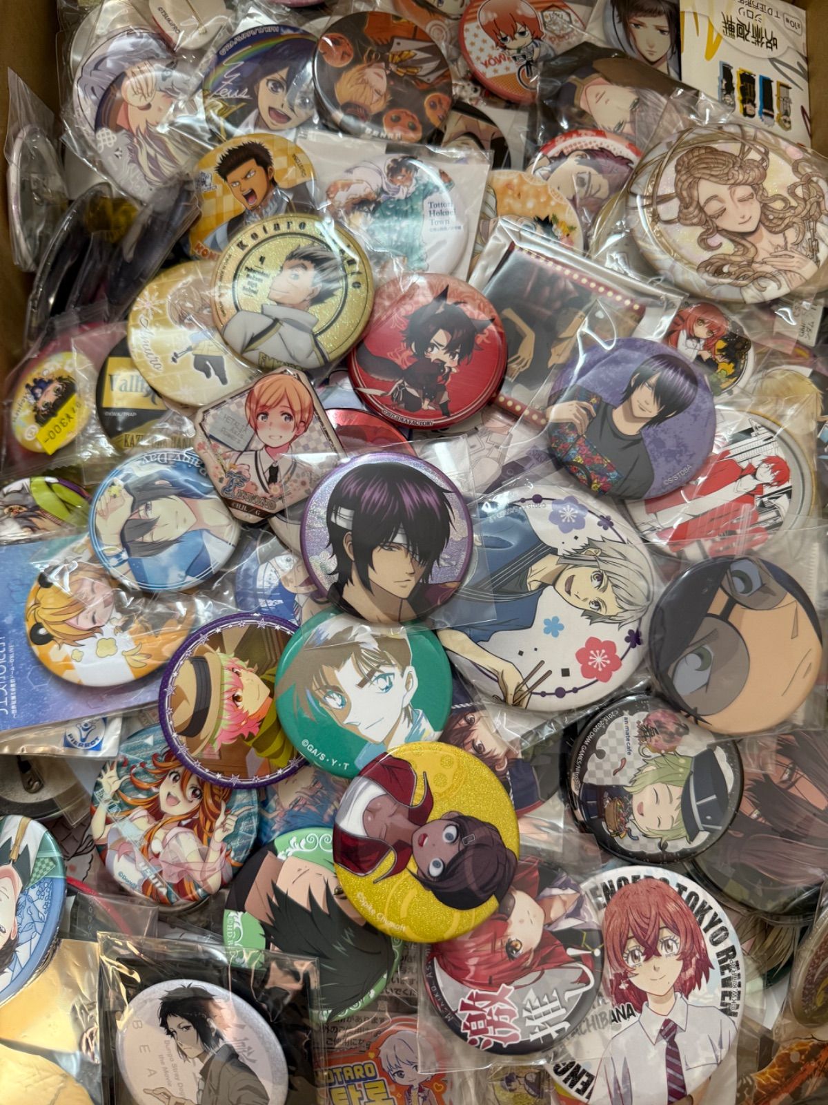  大 バッジ類 缶バッジ アクリルバッジ ピンズ ピンバッジ等 1200点以上大量まとめ売り ピンズ ピンバッジ 缶バッジ キャラクターグッズ