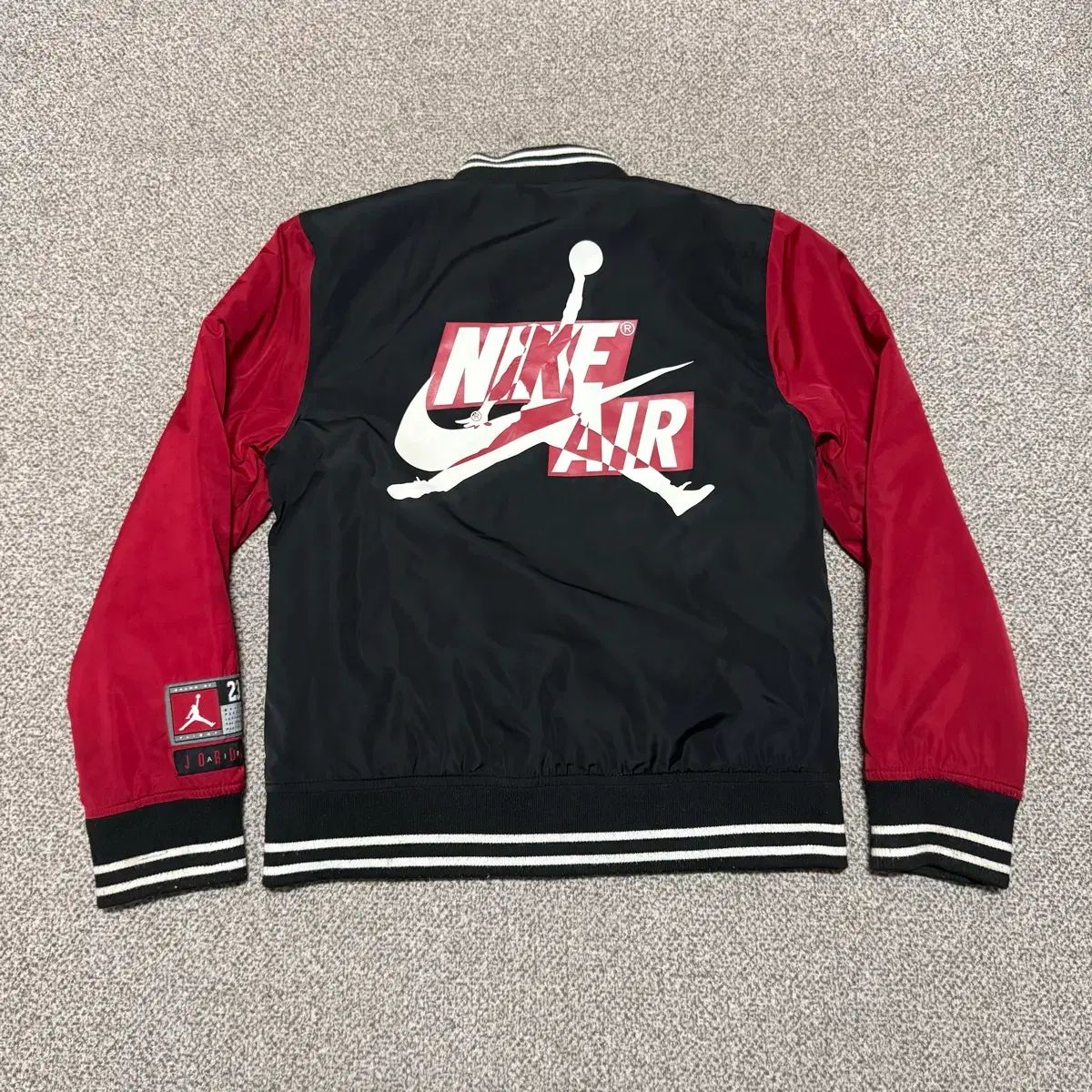 10-12 NIKE ジョーダン ブラック/レッド スタジャン ジャケット - メルカリ