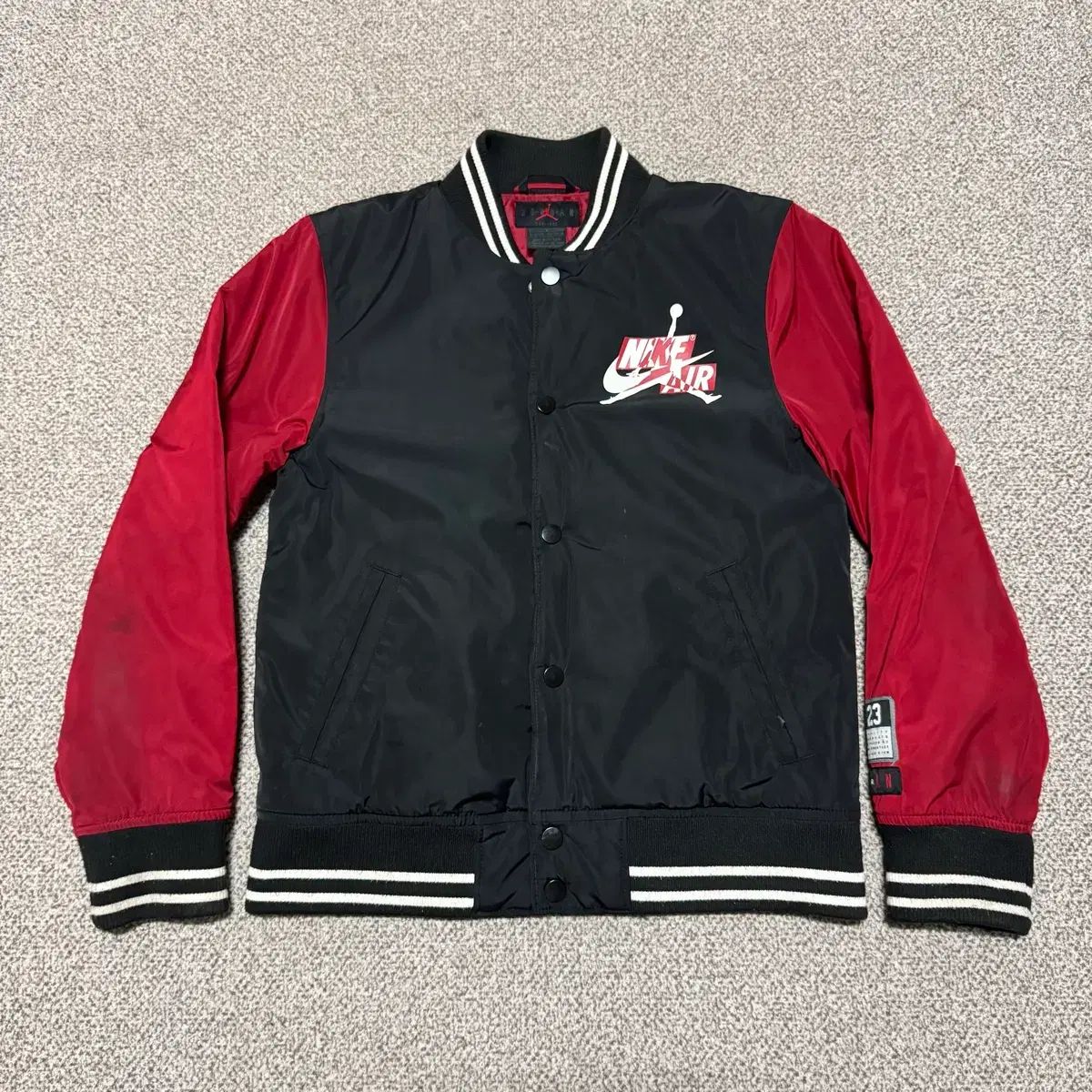 10-12 NIKE ジョーダン ブラック/レッド スタジャン ジャケット - メルカリ