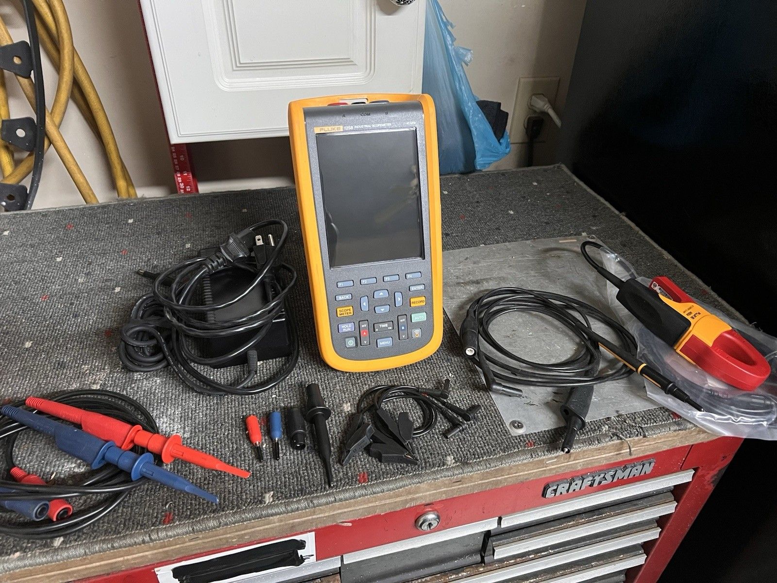 Fluke 125 b Oscilloscope Digital Multimeter W Leads