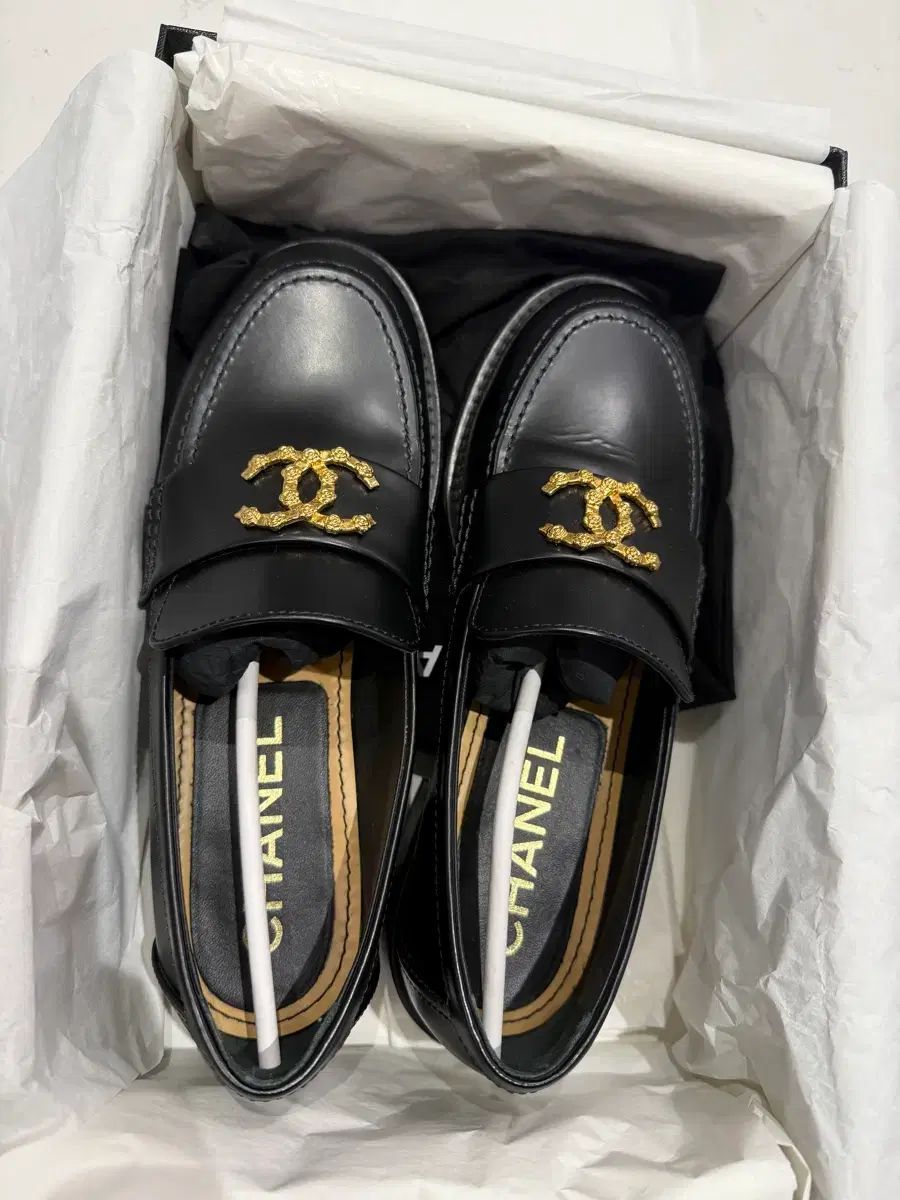 専用　CHANEL ゴールド ブラック ローファー CHANEL シャネル ローファー ゴールド CC ロゴ ブラック ローファー