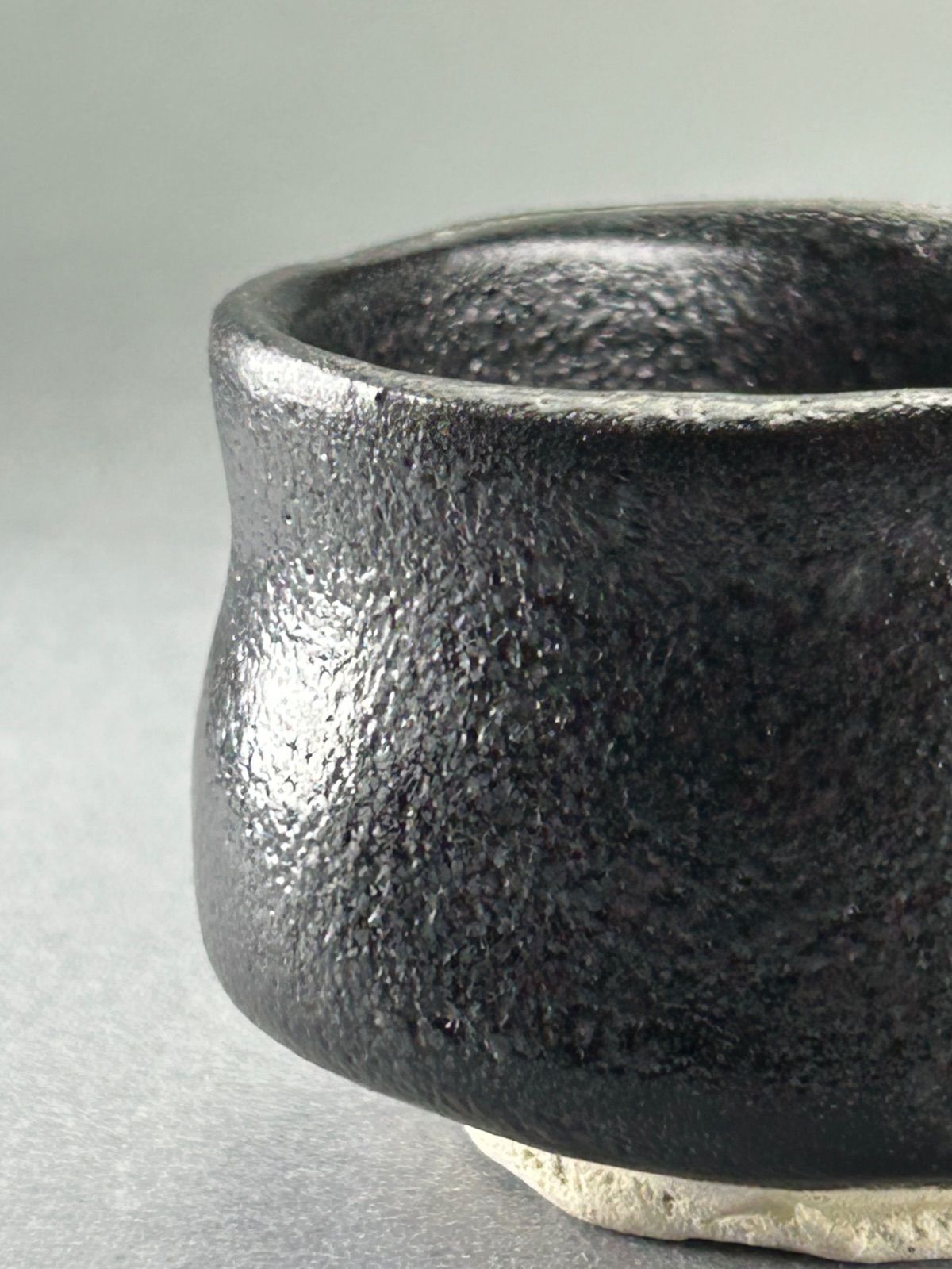 幽玄】加藤春鼎 瀬戸黒 ぐい呑み 共箱 酒器 盃 猪口 黒茶碗 - メルカリ