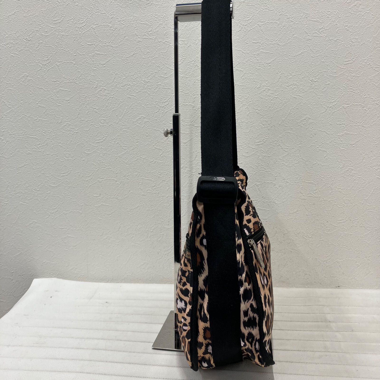 レスポートサック　レスポLESportsac ヒョウ柄 ショルダーバッグ斜めがけ ☆美品☆ LeSportsac レスポートサック ヒョウ柄 ショルダーバッグ