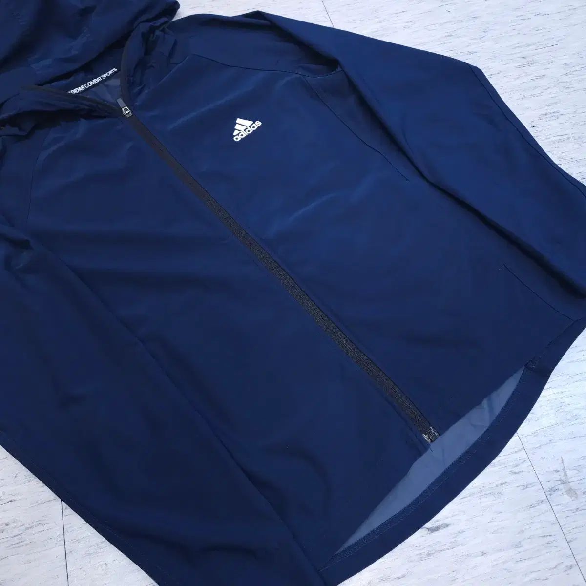 adidas フード付きネイビーウィンドブレーカーXL 新品未使用 アディダス ネイビ フード ウィンドブレーカー ジャケット XL - メルカリ