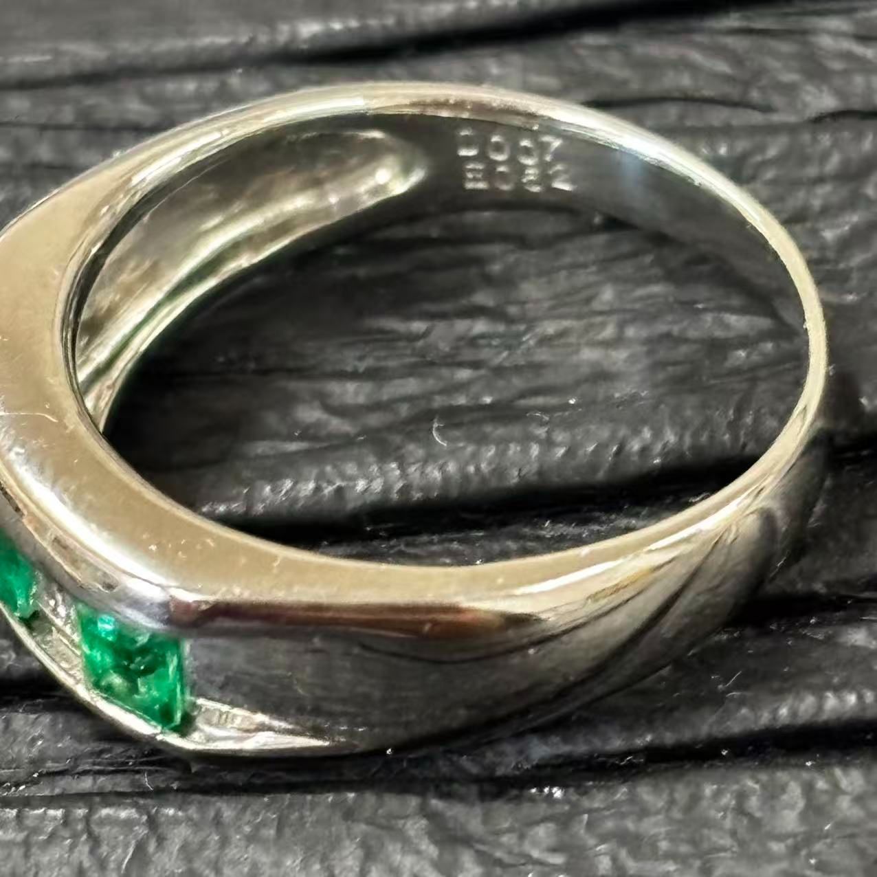 Karin* 濃厚エメラルド0.58ダイヤモンド0.33 pt900 刻印 Karin* 濃厚エメラルド0.58ダイヤモンド0.33 pt900 刻印 Emerald Pt900