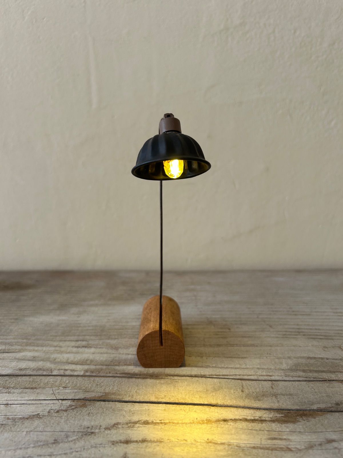 Ｅ・古道具 アンティーク雑貨 古材とミニモールドのランプ 古道具木製電池ランプ アンティーク風雑貨 ハンドメイド古材ランプ