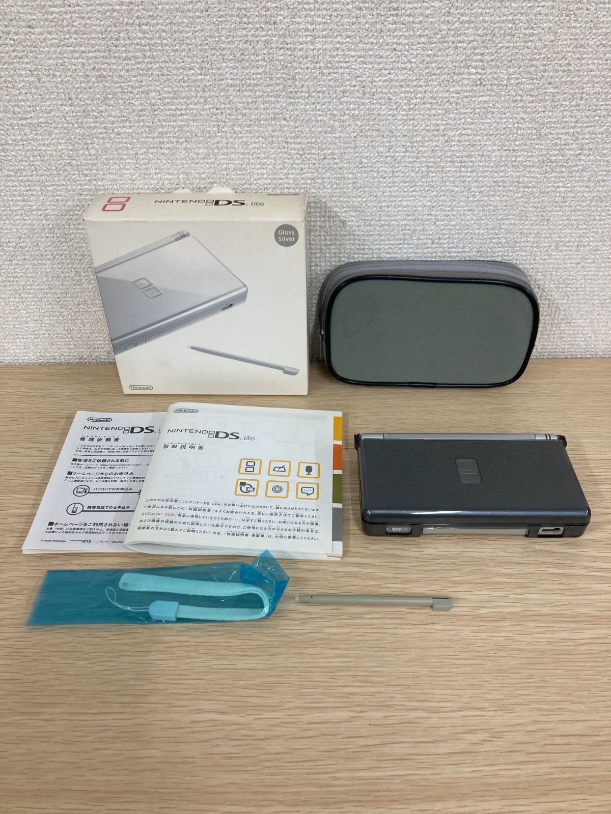 ２ 通電 Nintendo ニンテンドー DS lite シルバー ケース付き ポーチ付き ゲーム機本体 1