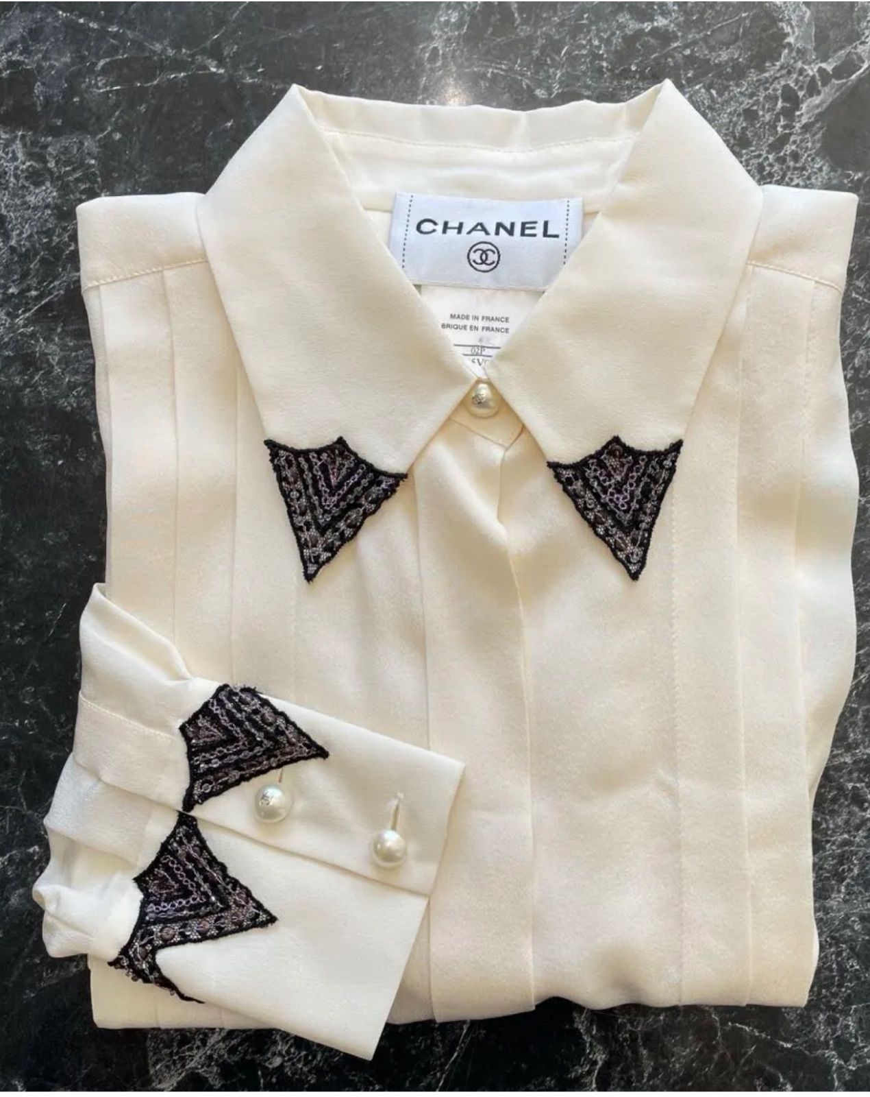 【CHANEL】パールボタンシャツ（白） CHANEL シャネル シャツ ブラウス フェイクパールボタン シルク100