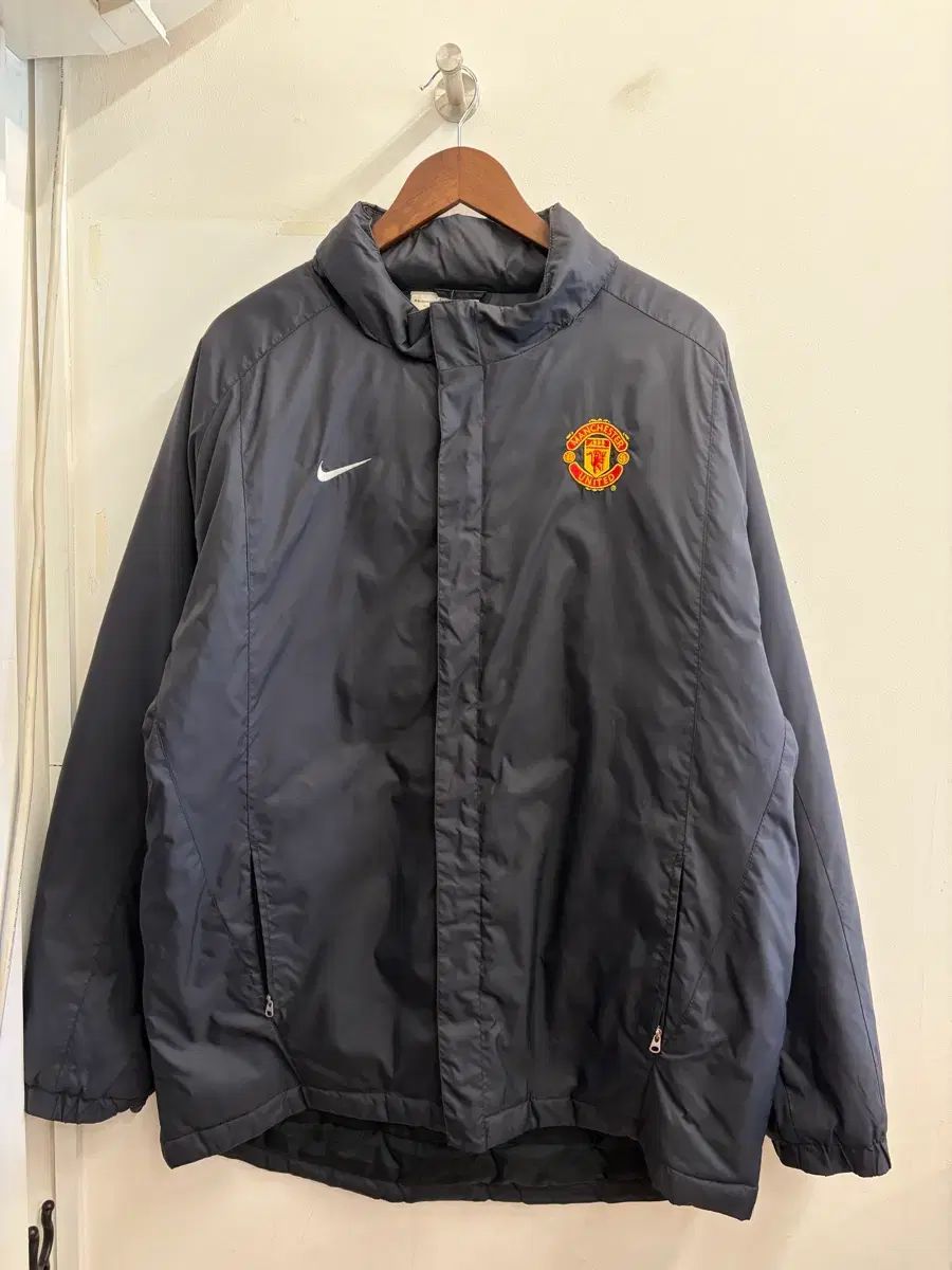 ナイキ マンチェスター・ユナイテッドFC ダウン ジャケット - メルカリ