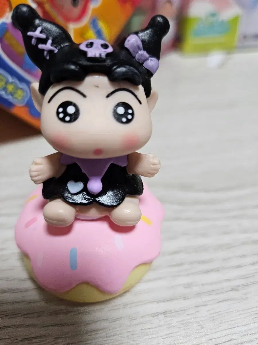 クレヨンしんちゃん✖️クロミちゃんフィギュア クレヨンしんちゃん クレヨンしんちゃん クロミ バージョン ドーナッツ