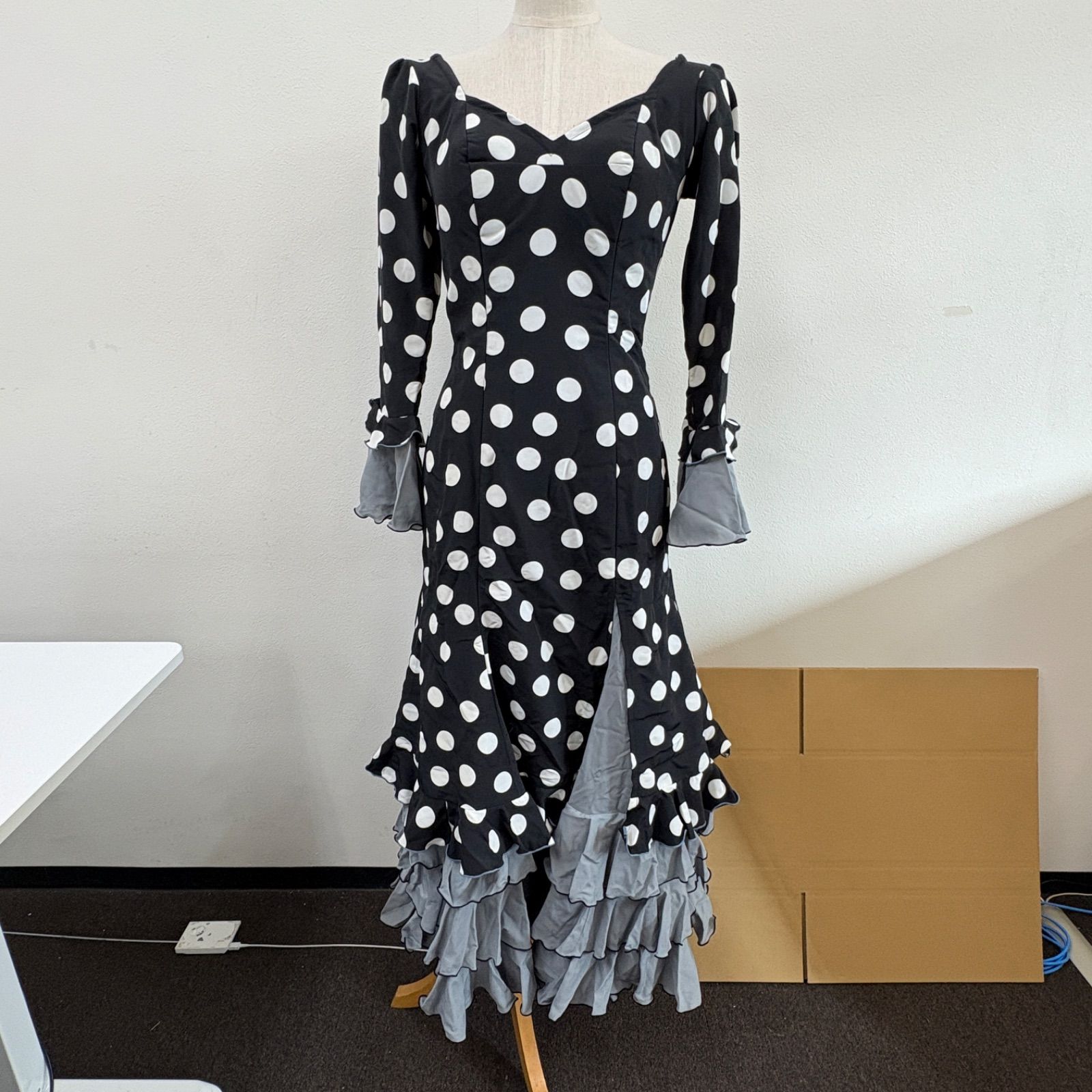 アトリエ貴美恵】 フラメンコ衣装 ドレス 水玉 ドット柄 白黒 フリル