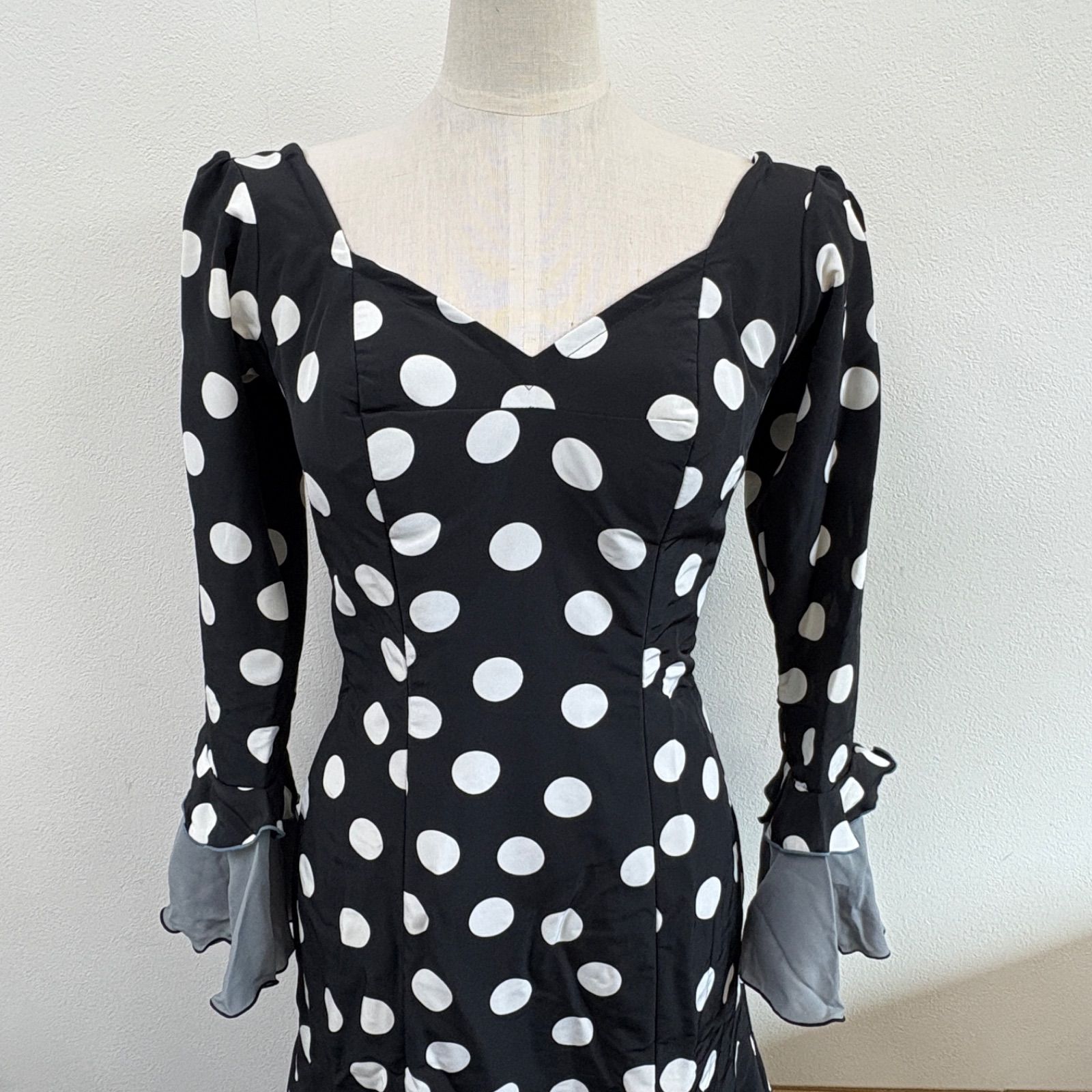 アトリエ貴美恵】 フラメンコ衣装 ドレス 水玉 ドット柄 白黒 フリル