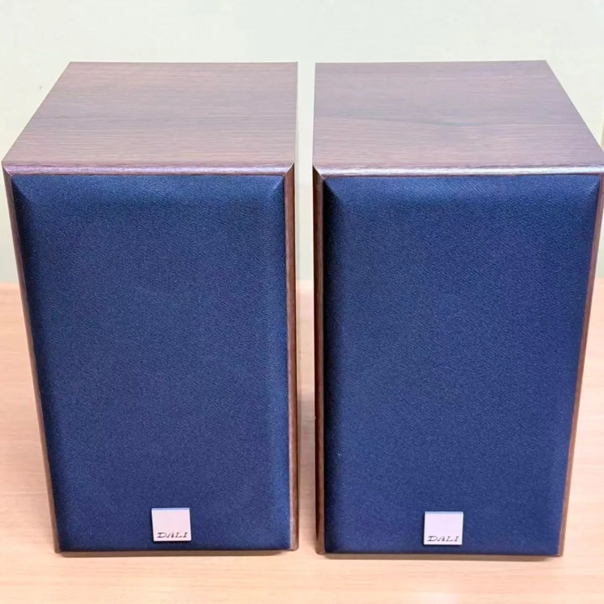 DALI スピーカー　SPECTOR２ ウォルナット　ペア 未使用 展示品 DALI SPEKTOR2 [ウォルナット ペア] ブックシェルフ型