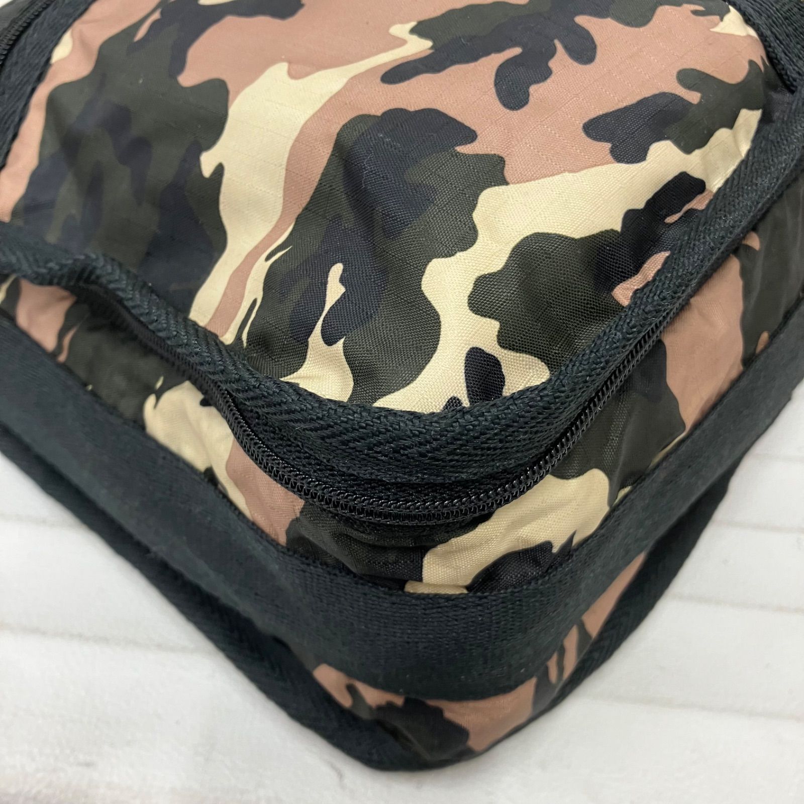 8430 LeSportsac レスポートサック ショルダーバッグ デラックス
