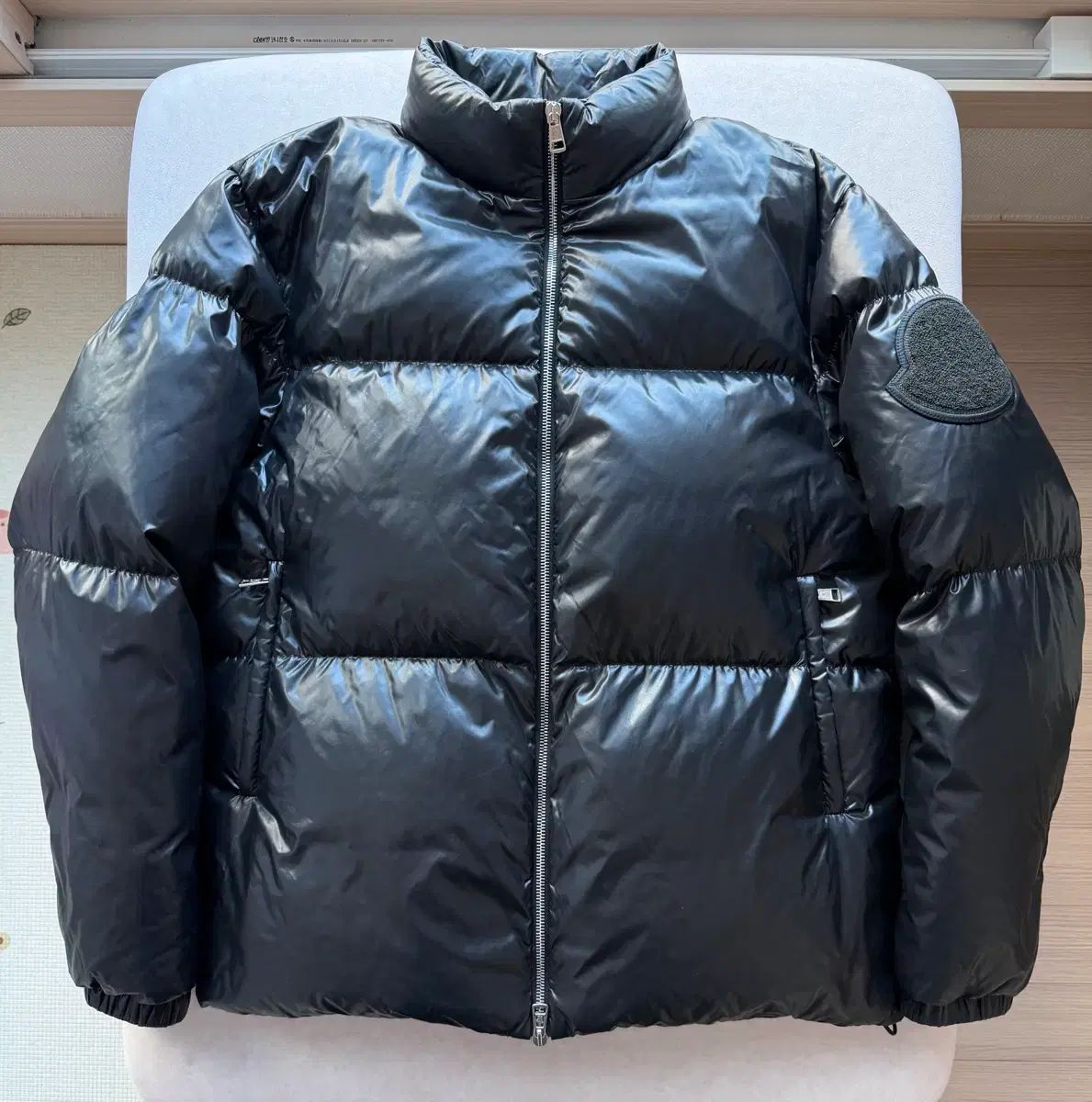 MONCLER（モンクレール） ビックロゴ 光沢 ダウン - メルカリ