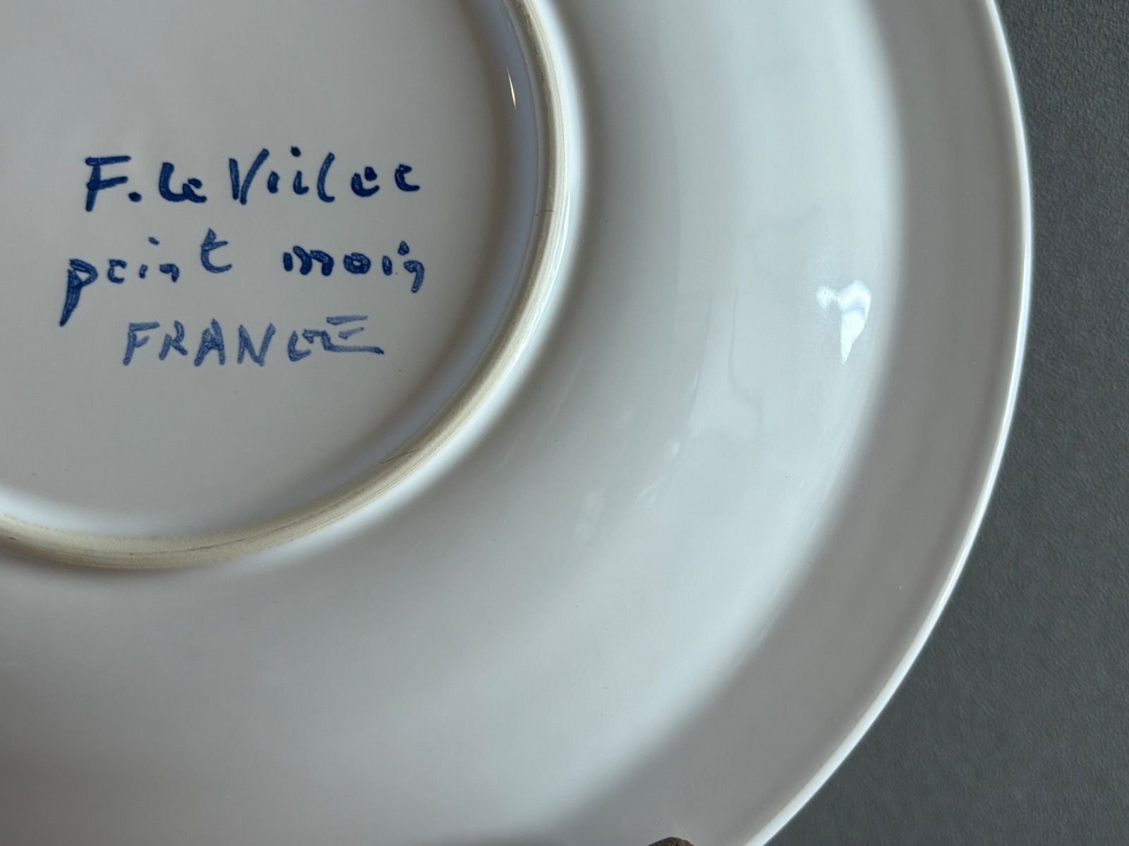 南フランスの工房で作られた温もりあふれる絵皿