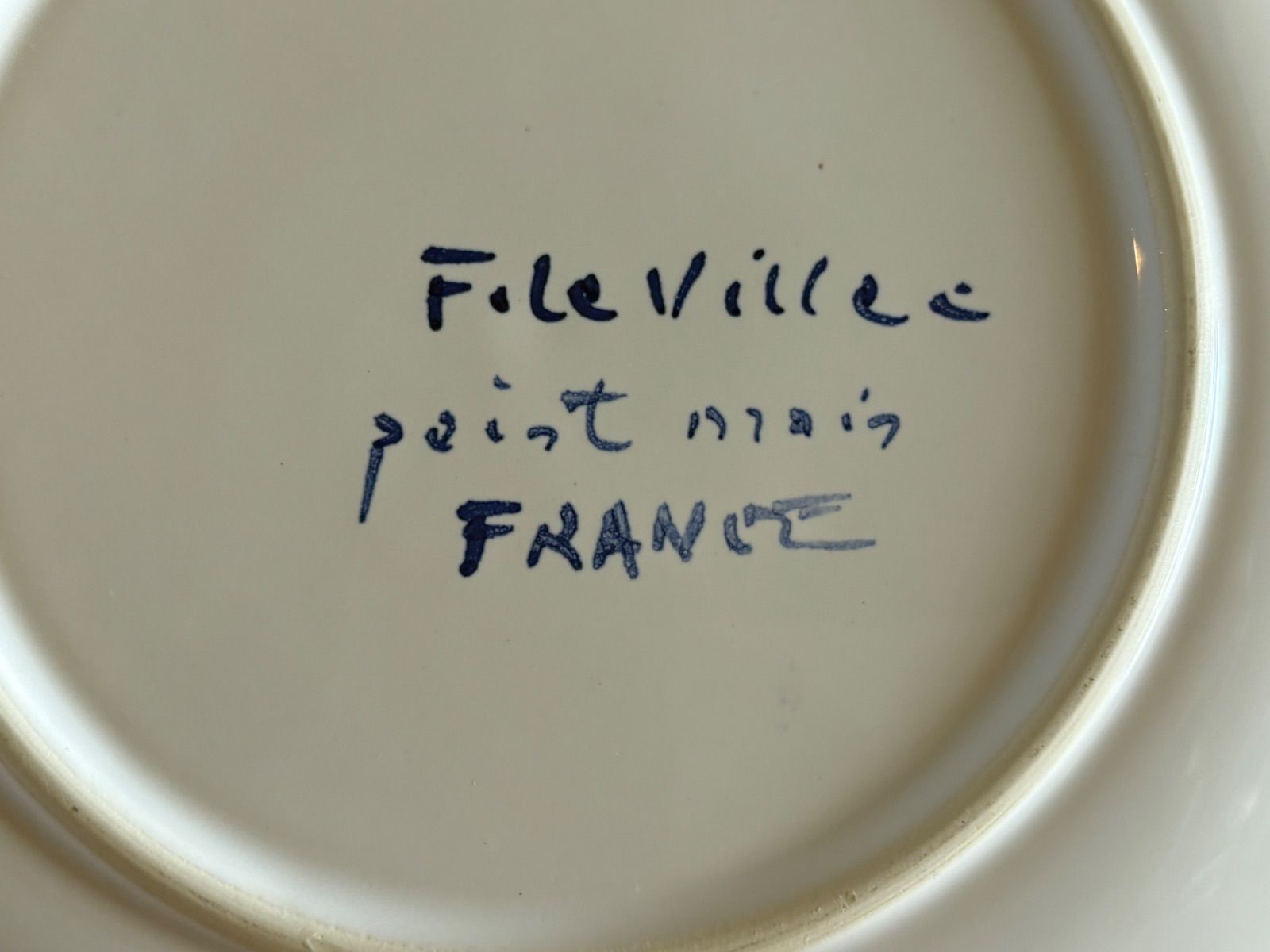 南フランスの工房で作られた温もりあふれる絵皿