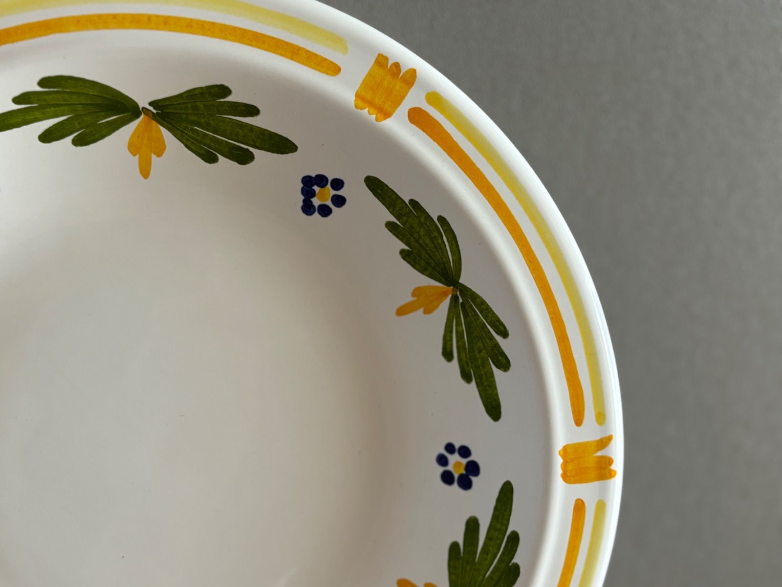 南フランスの工房で作られた温もりあふれる絵皿 セット