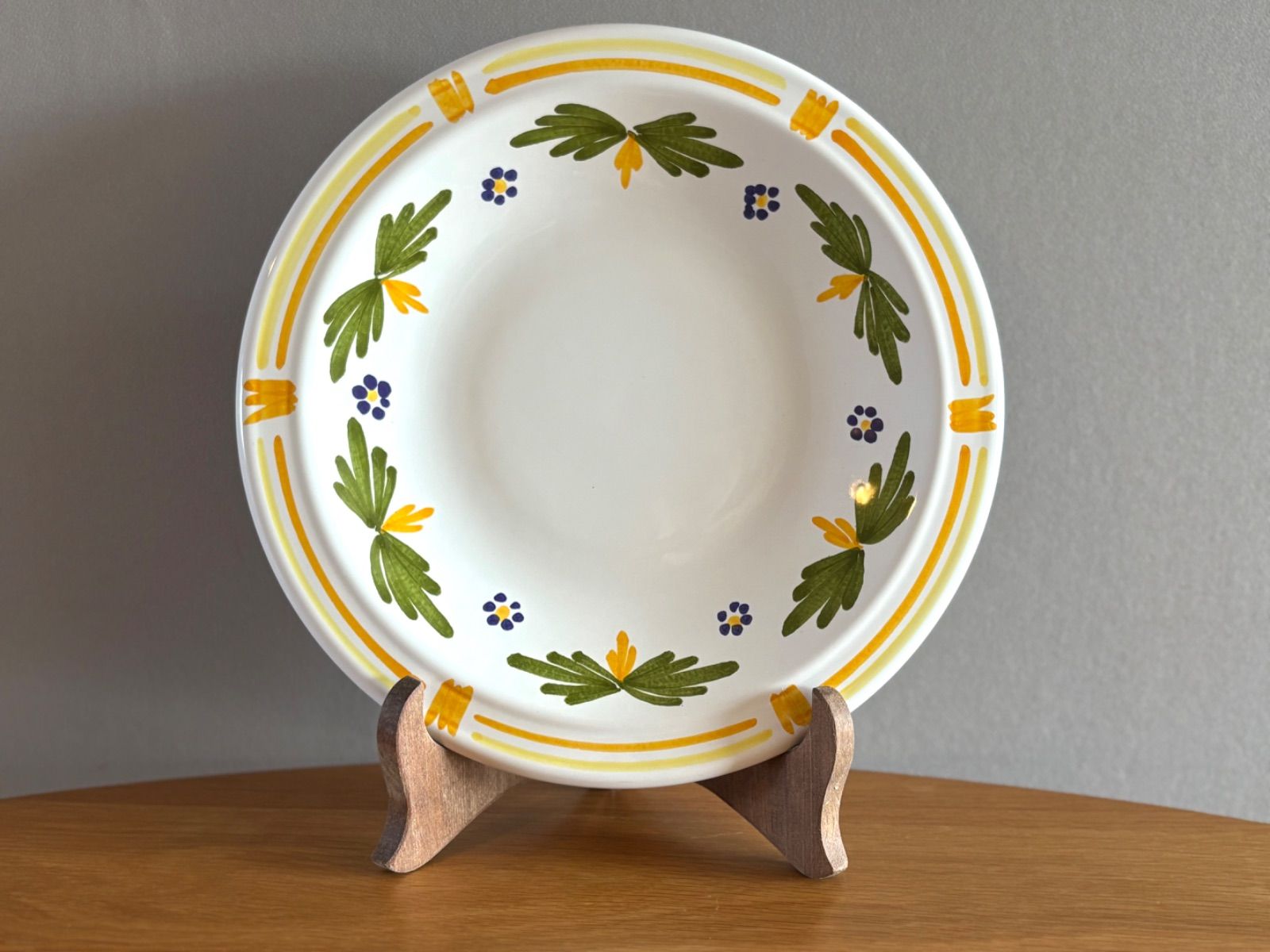 南フランスの工房で作られた温もりあふれる絵皿