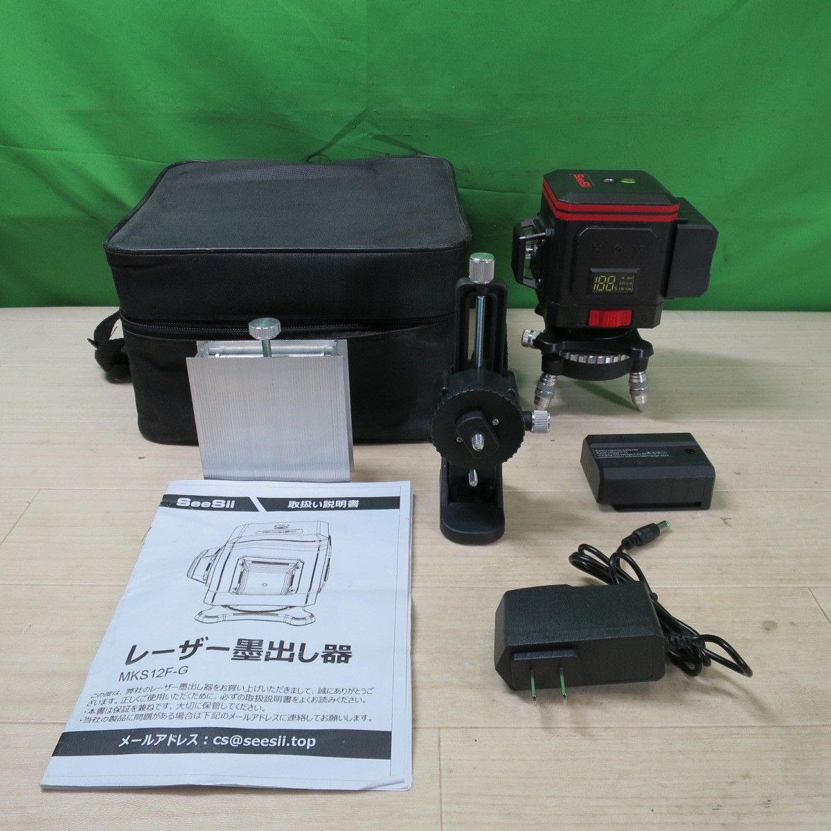 送料無料] キレイ！バッテリー2個付き☆Seesii レーザー墨出し器 