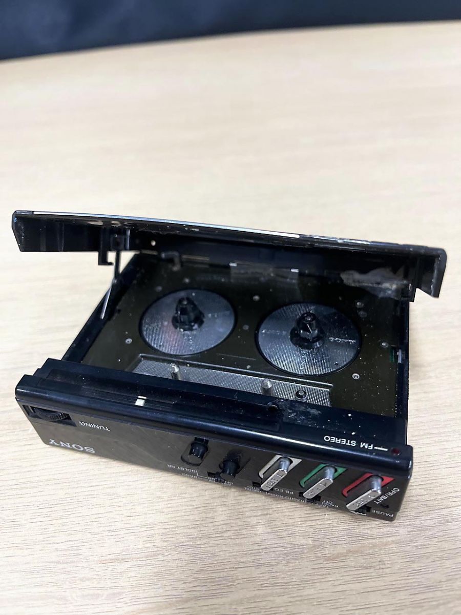 ジャンク品】 SONY ソニー FM/AM WALKMAN ウォークマン WM-F65 - メルカリ