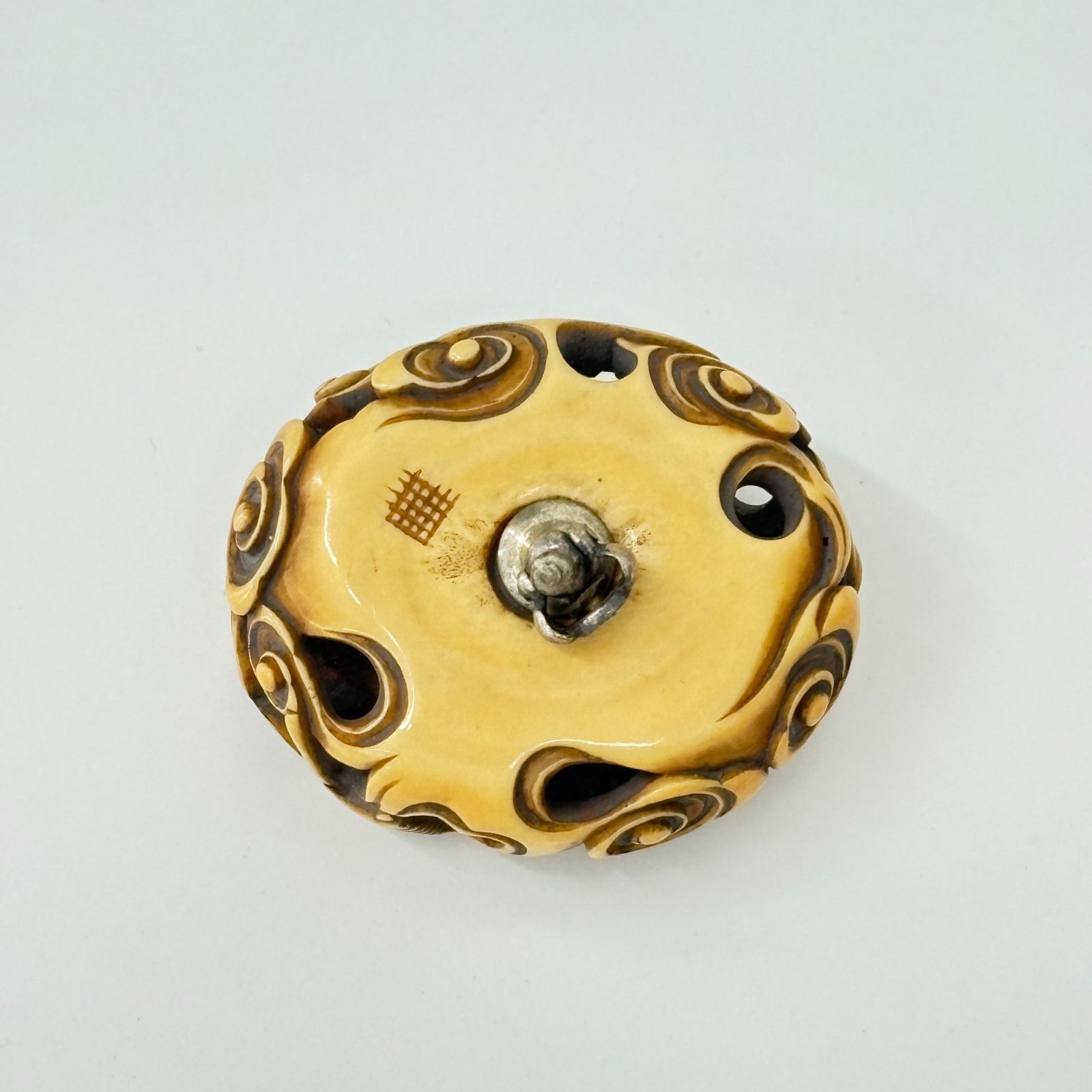 饅頭根付 透かし彫り】 19.79g 煙草入れ 牛 闘牛 骨董 細密細工 時代物