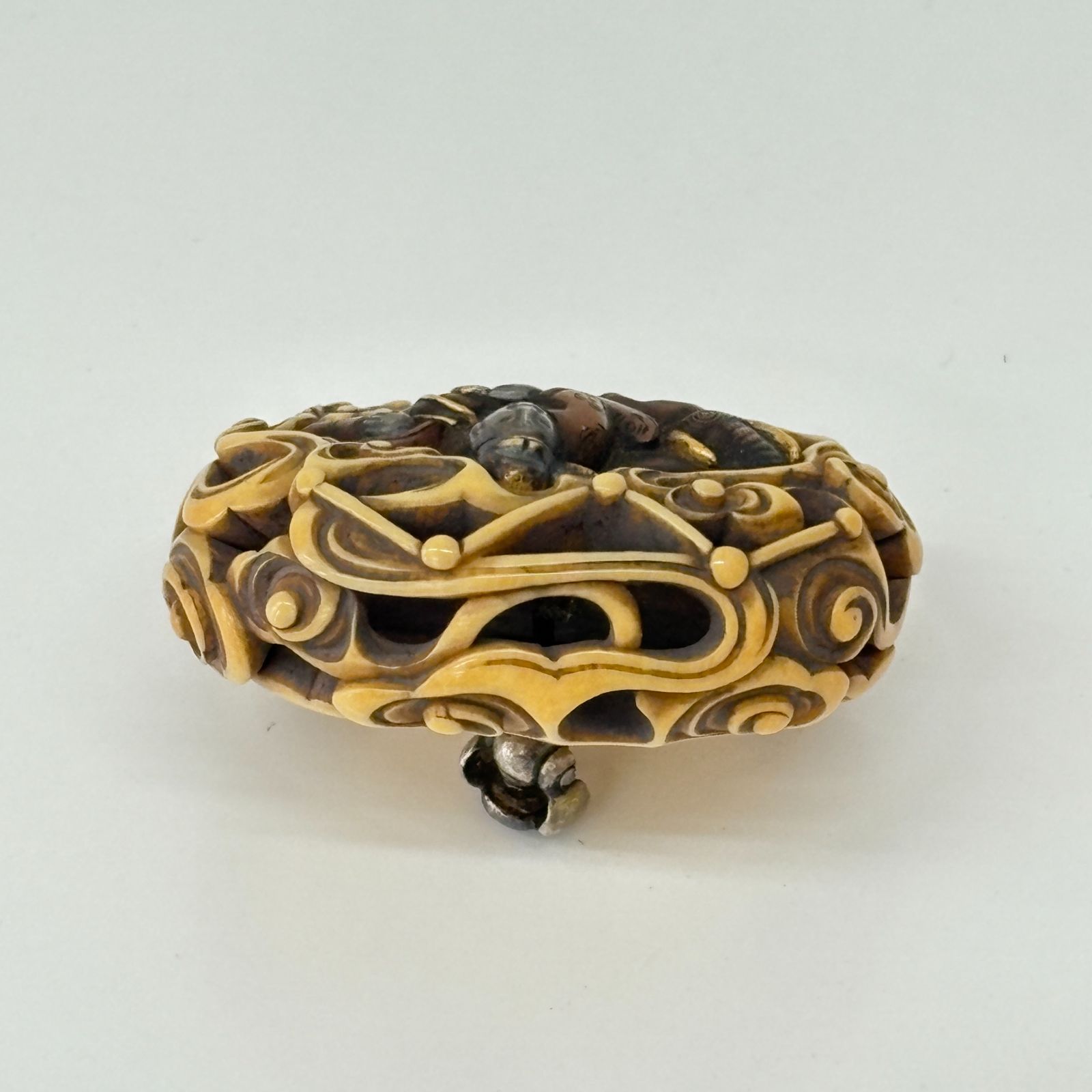 饅頭根付 透かし彫り】 19.79g 煙草入れ 牛 闘牛 骨董 細密細工 時代物