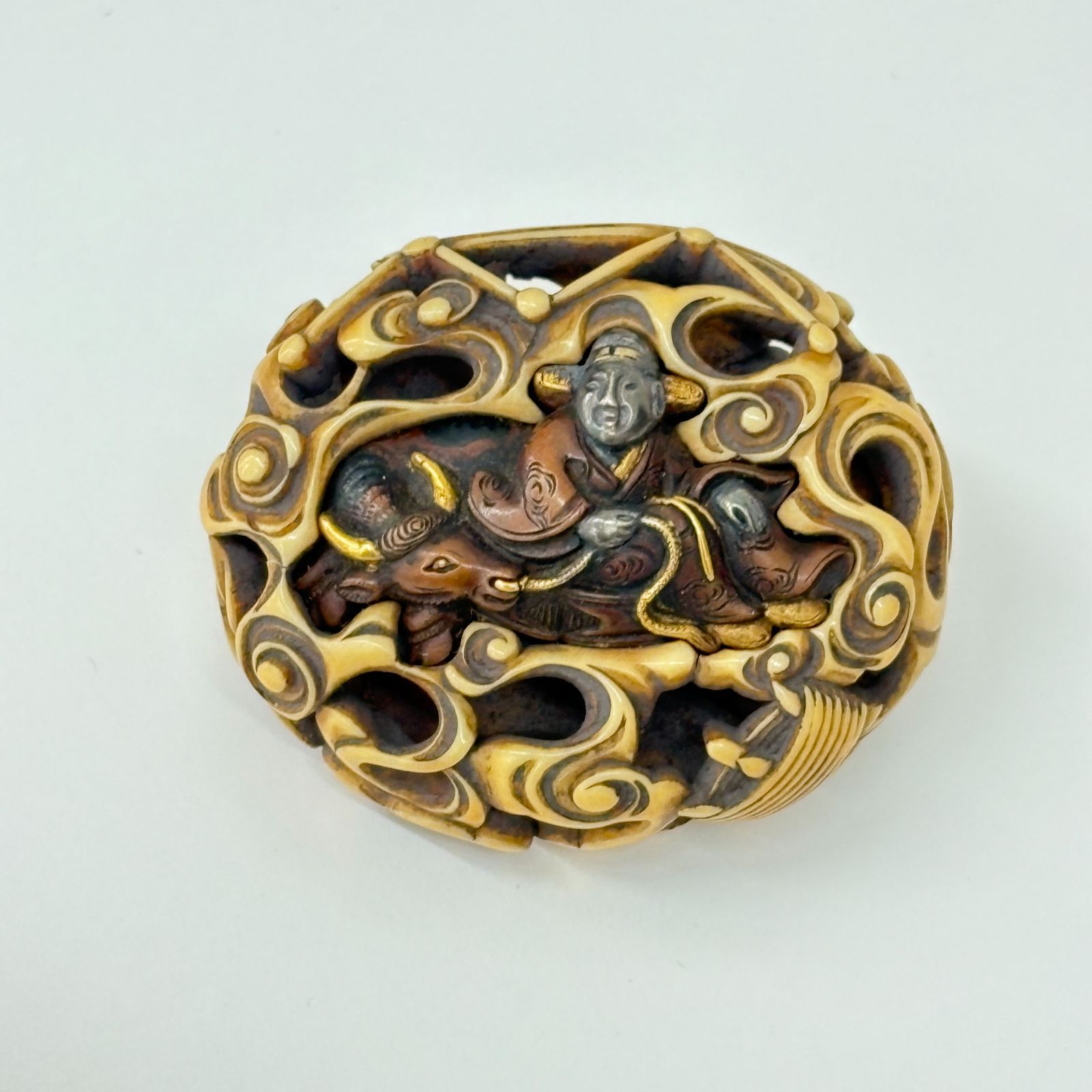 饅頭根付 透かし彫り】 19.79g 煙草入れ 牛 闘牛 骨董 細密細工 時代物