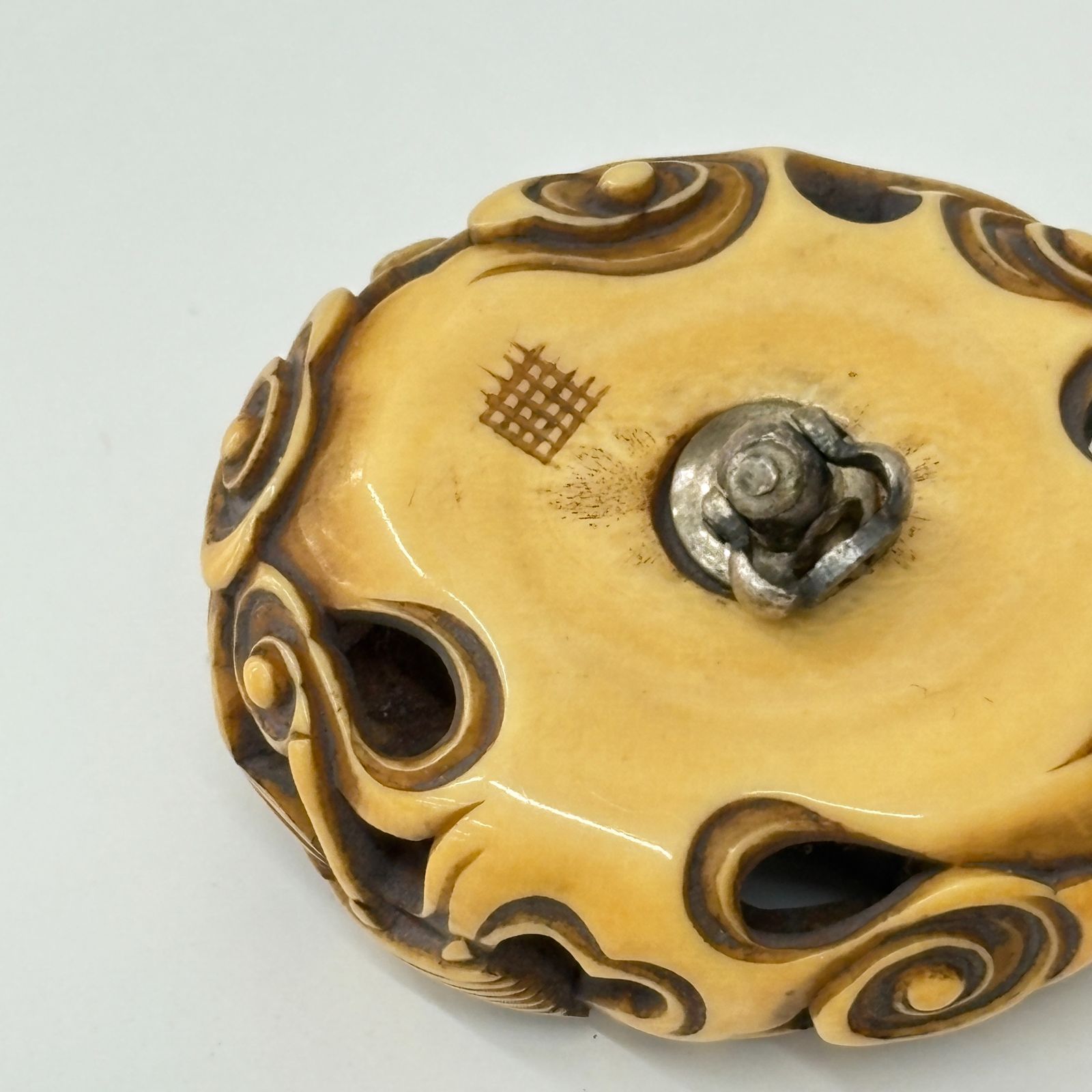 饅頭根付 透かし彫り】 19.79g 煙草入れ 牛 闘牛 骨董 細密細工 時代物