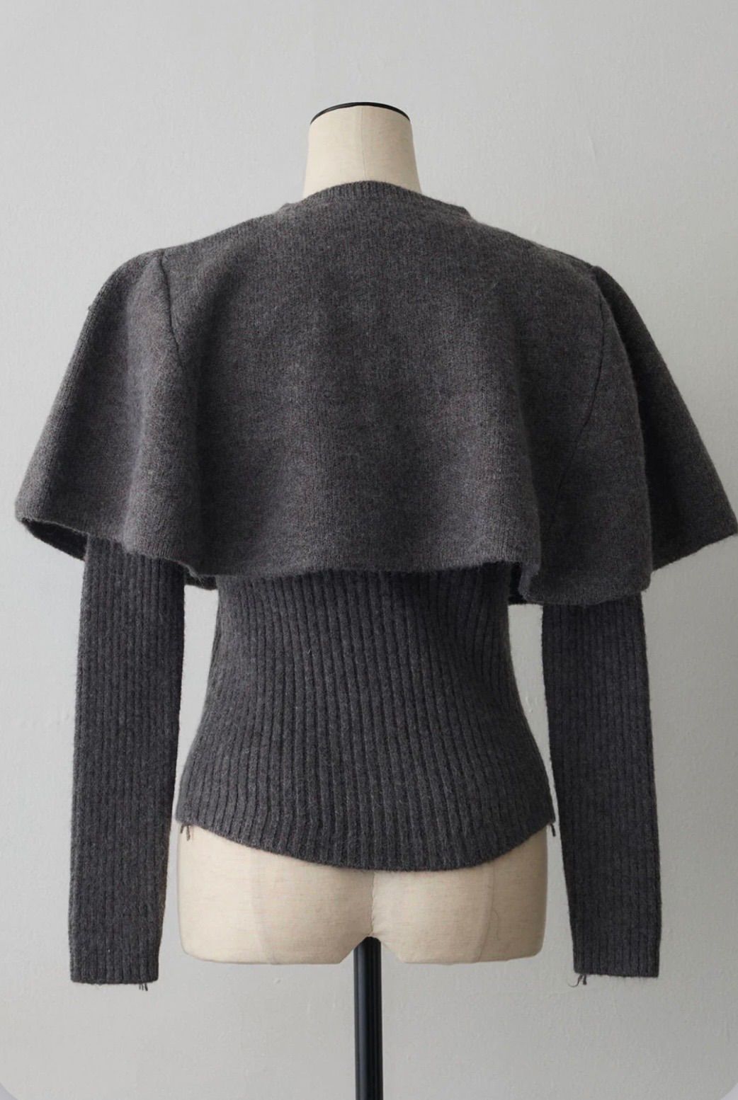 ★美品★ ウール混2WAYケープニット　ボタン付き　Free　グレージュ ウール混2WAYケープ - SOÉJU online store｜上質な大人の女性のための
