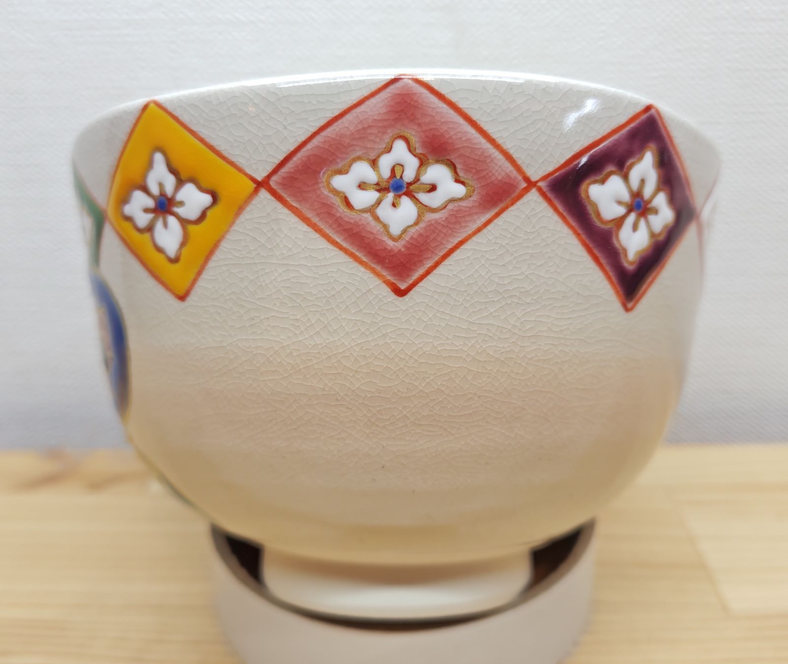 送料込【逢絢亭・新品】茶道具 茶碗 京焼 雛に花菱の図 伊坂清香 共箱入り 送料込【逢絢亭・新品】茶道具 茶碗 京焼 雛に花菱の図 伊坂
