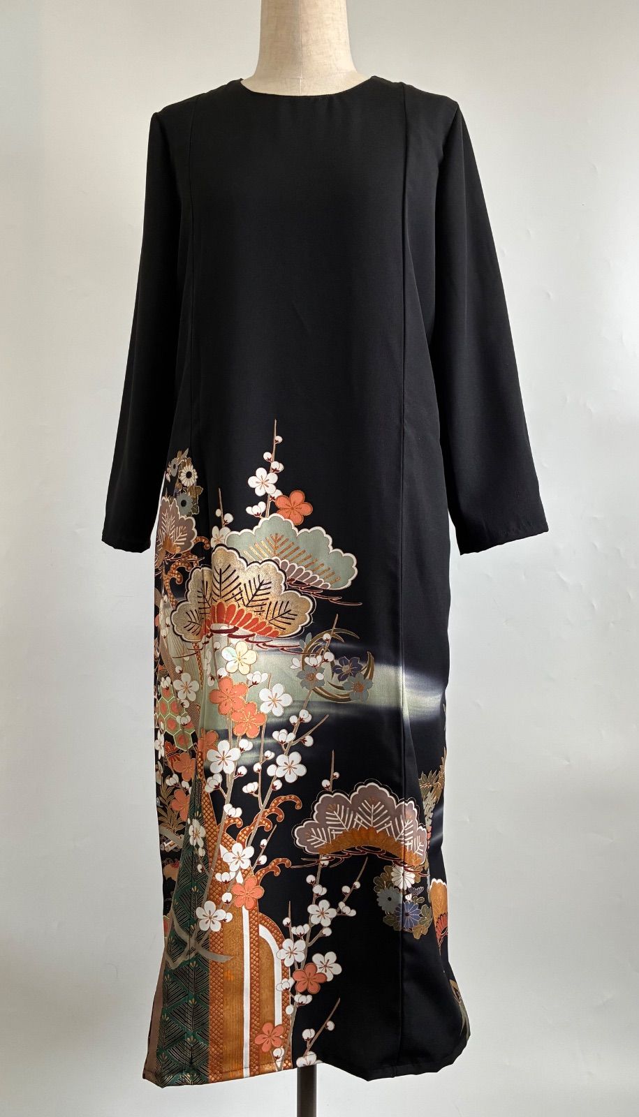 黒留袖リメイク 金色装飾 ロングワンピース 黒 正絹 豪華 螺鈿 松竹梅