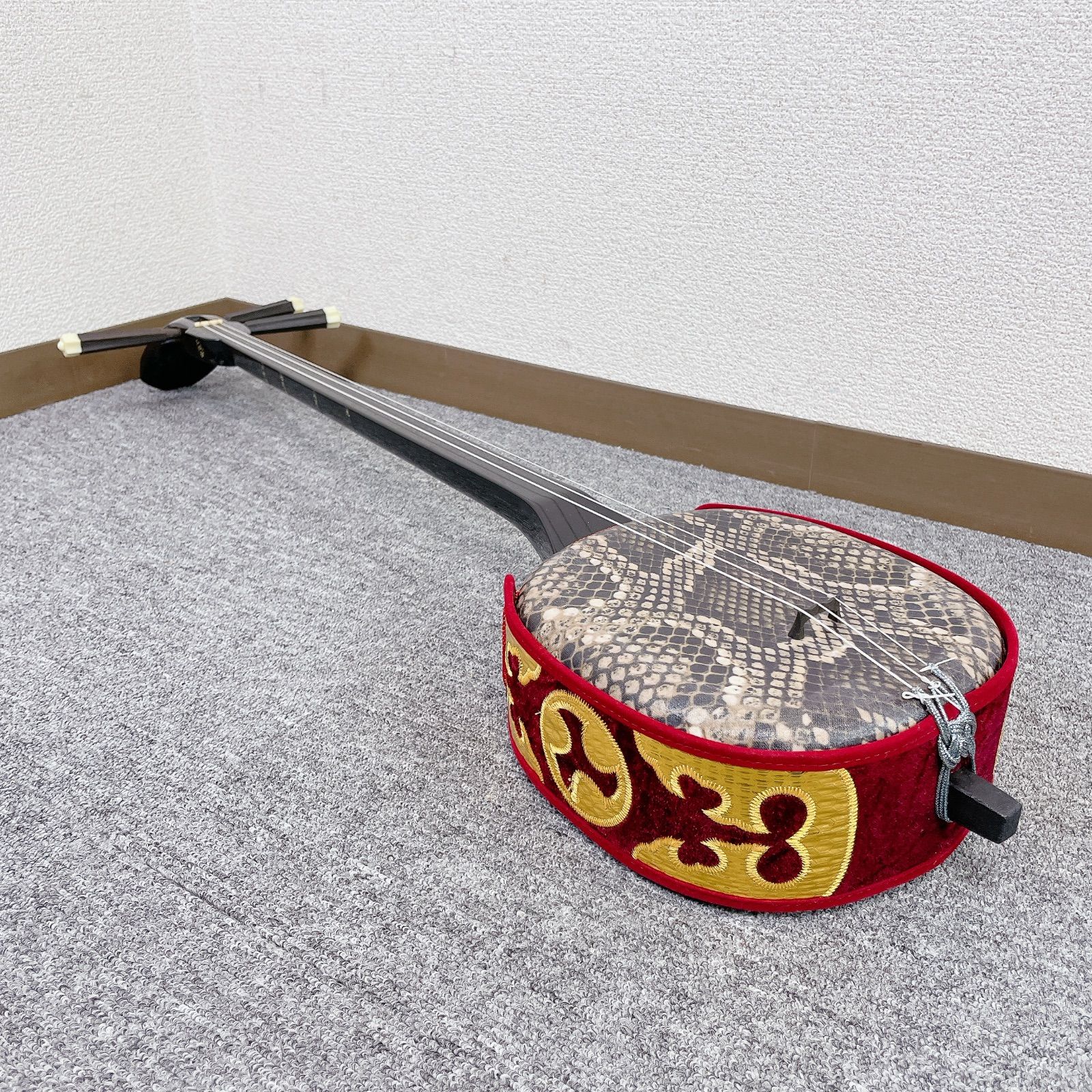 沖縄 三線 蛇皮 沖縄民謡 民謡 和楽器 沖縄 三線 人工皮 人工蛇皮 民謡 楽器 沖縄民謡 - メルカリ