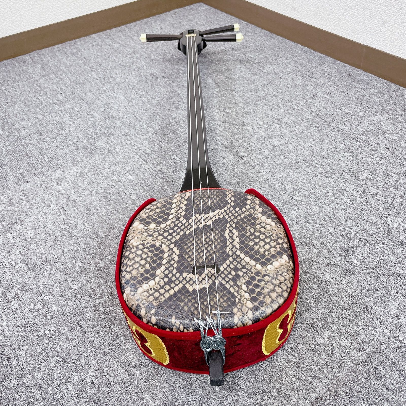 沖縄 三線 人工皮 人工蛇皮 民謡 楽器 沖縄民謡 - メルカリ